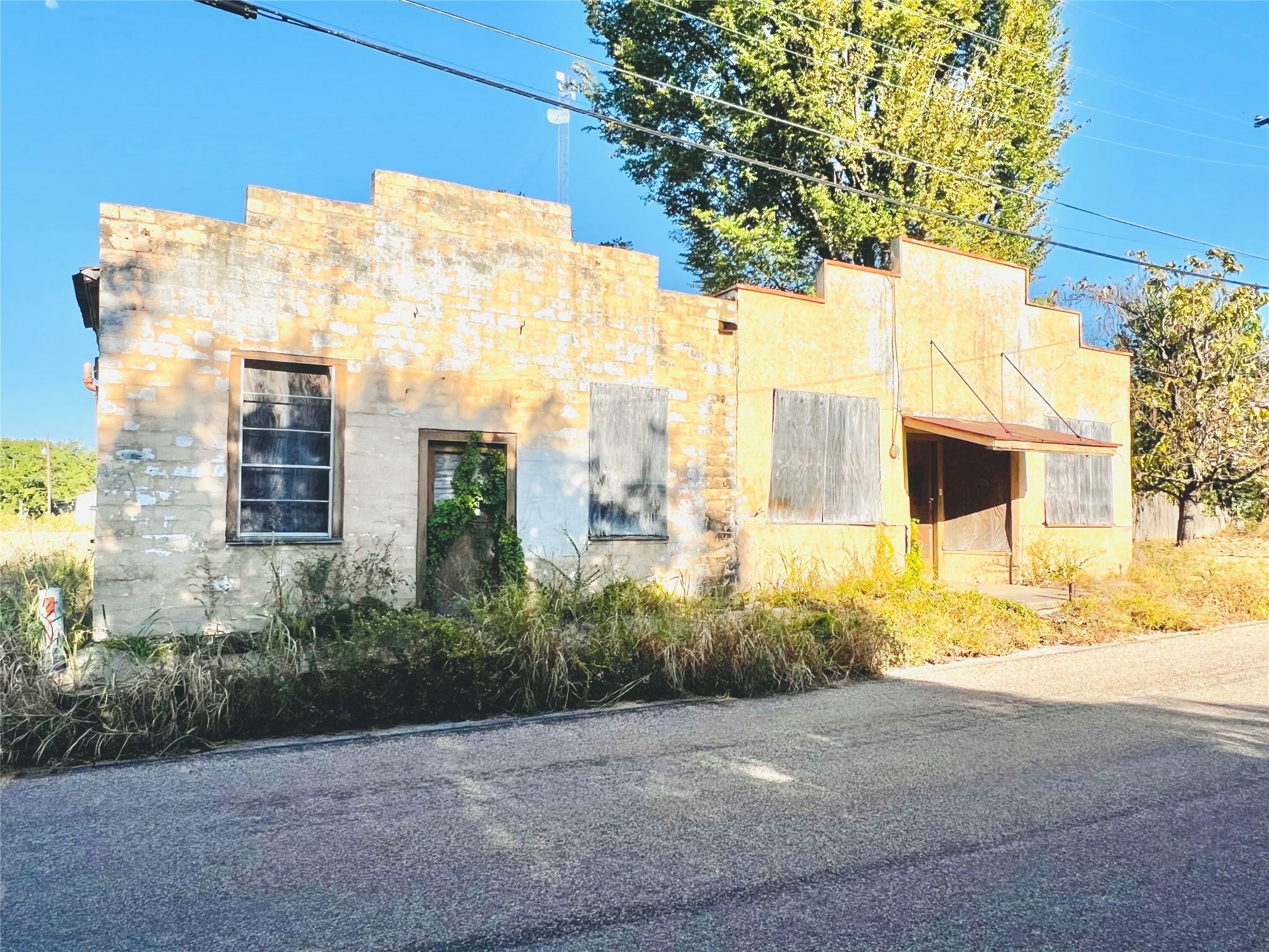 320 S College Ave, Cameron, TX 76520