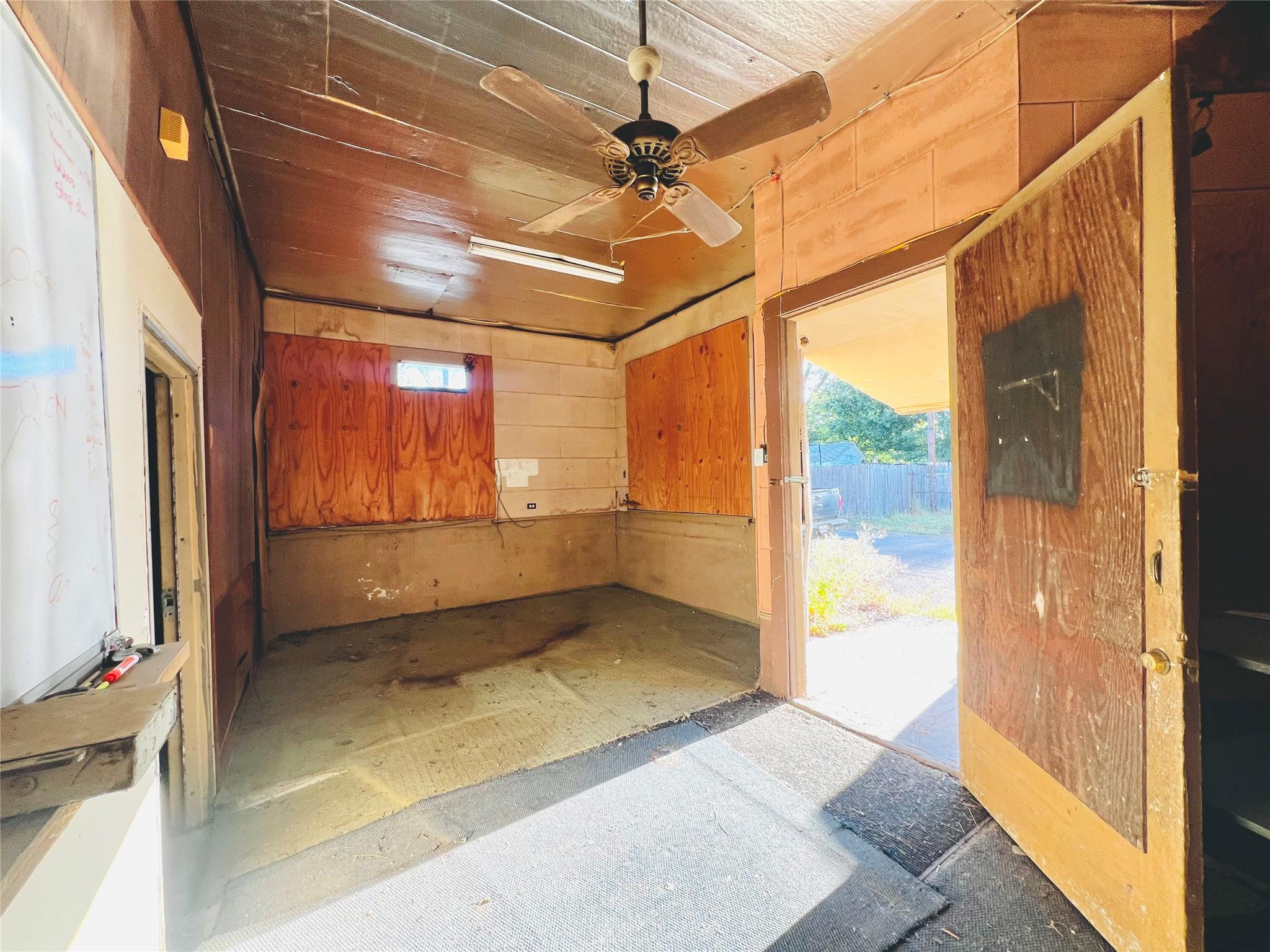 320 S College Ave, Cameron, TX 76520