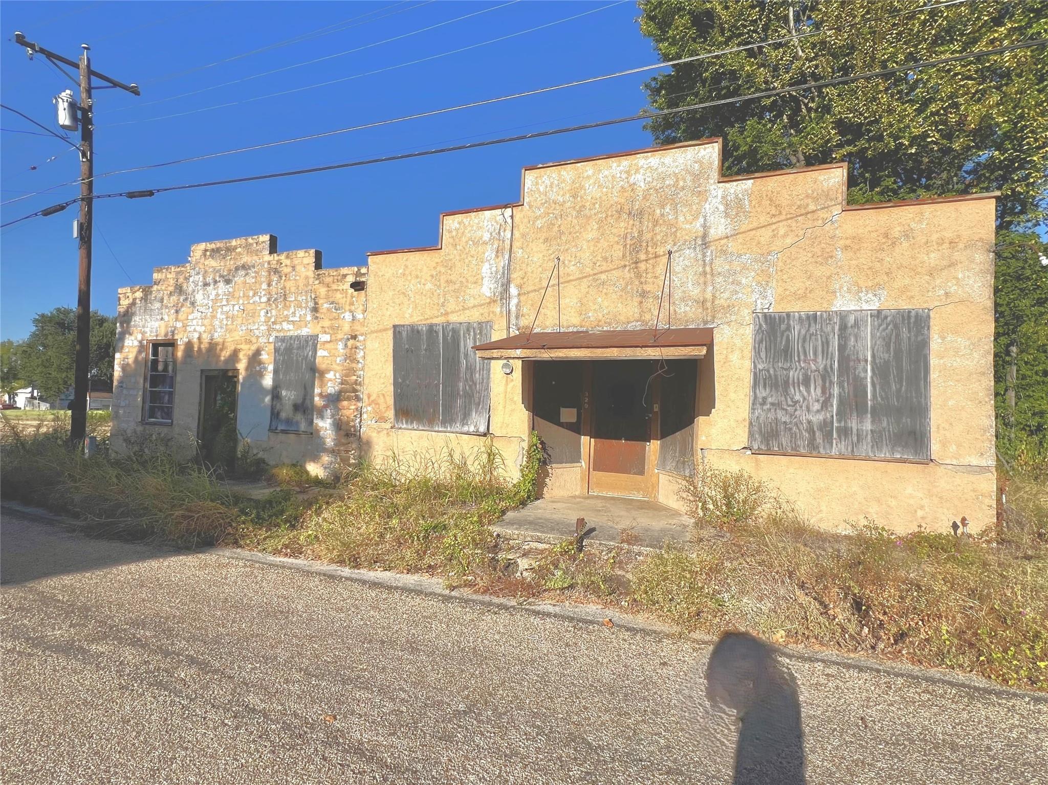 320 S College Ave, Cameron, TX 76520