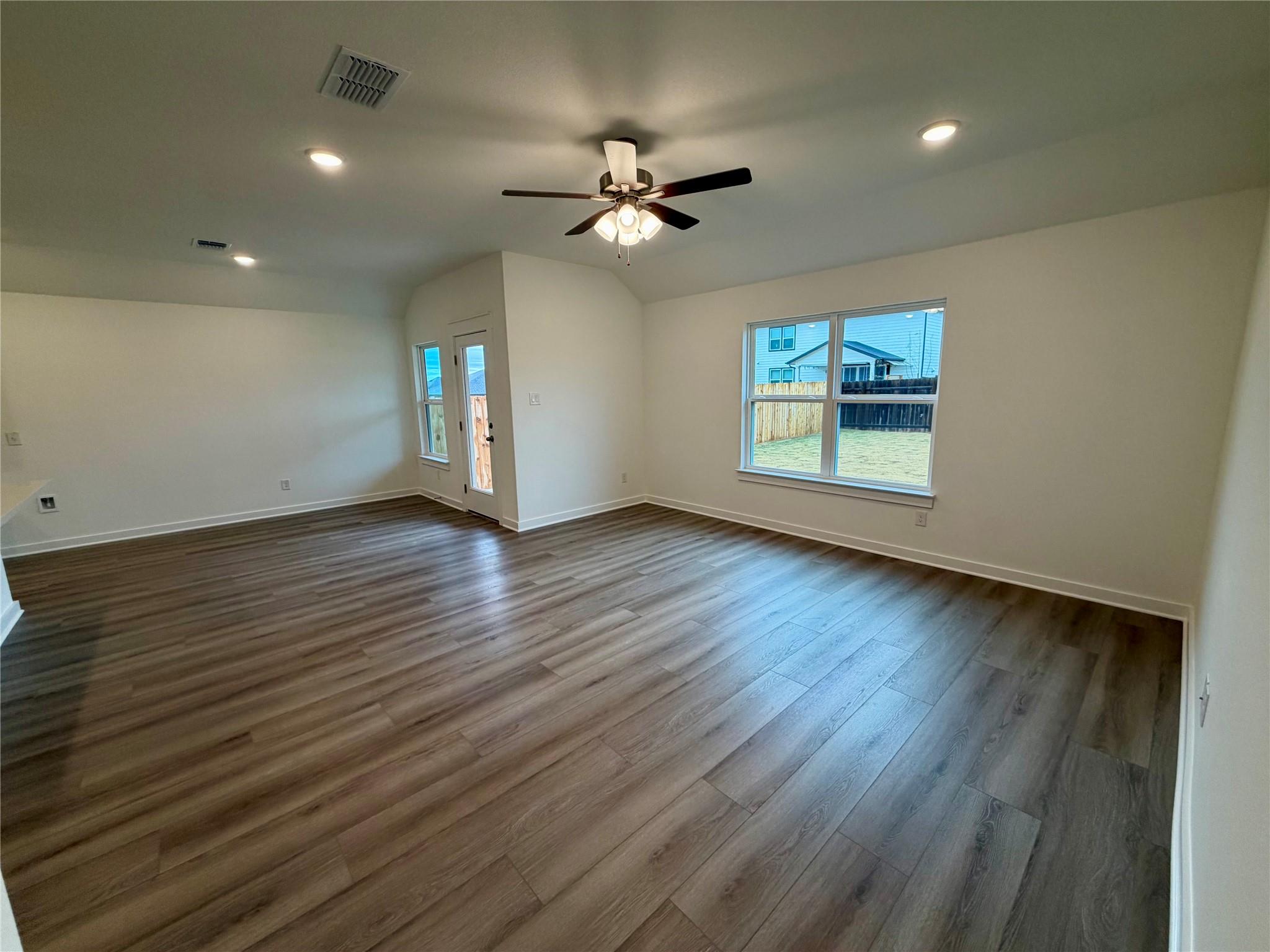 261 Seattle Slew Dr, Jarrell, TX 76537