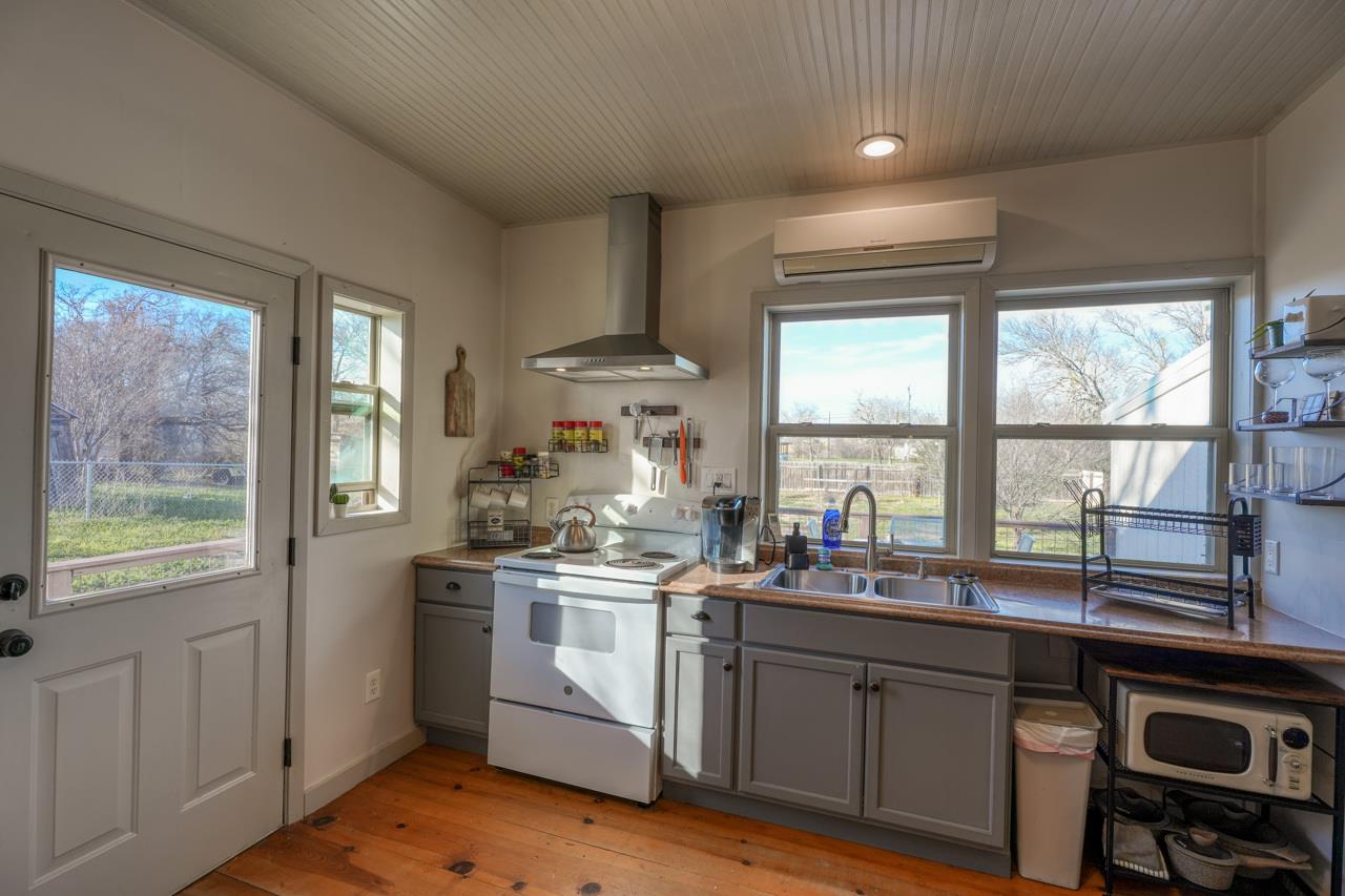 305 W Tarrant St, Llano, TX 78643