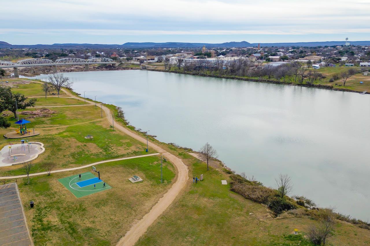 305 W Tarrant St, Llano, TX 78643