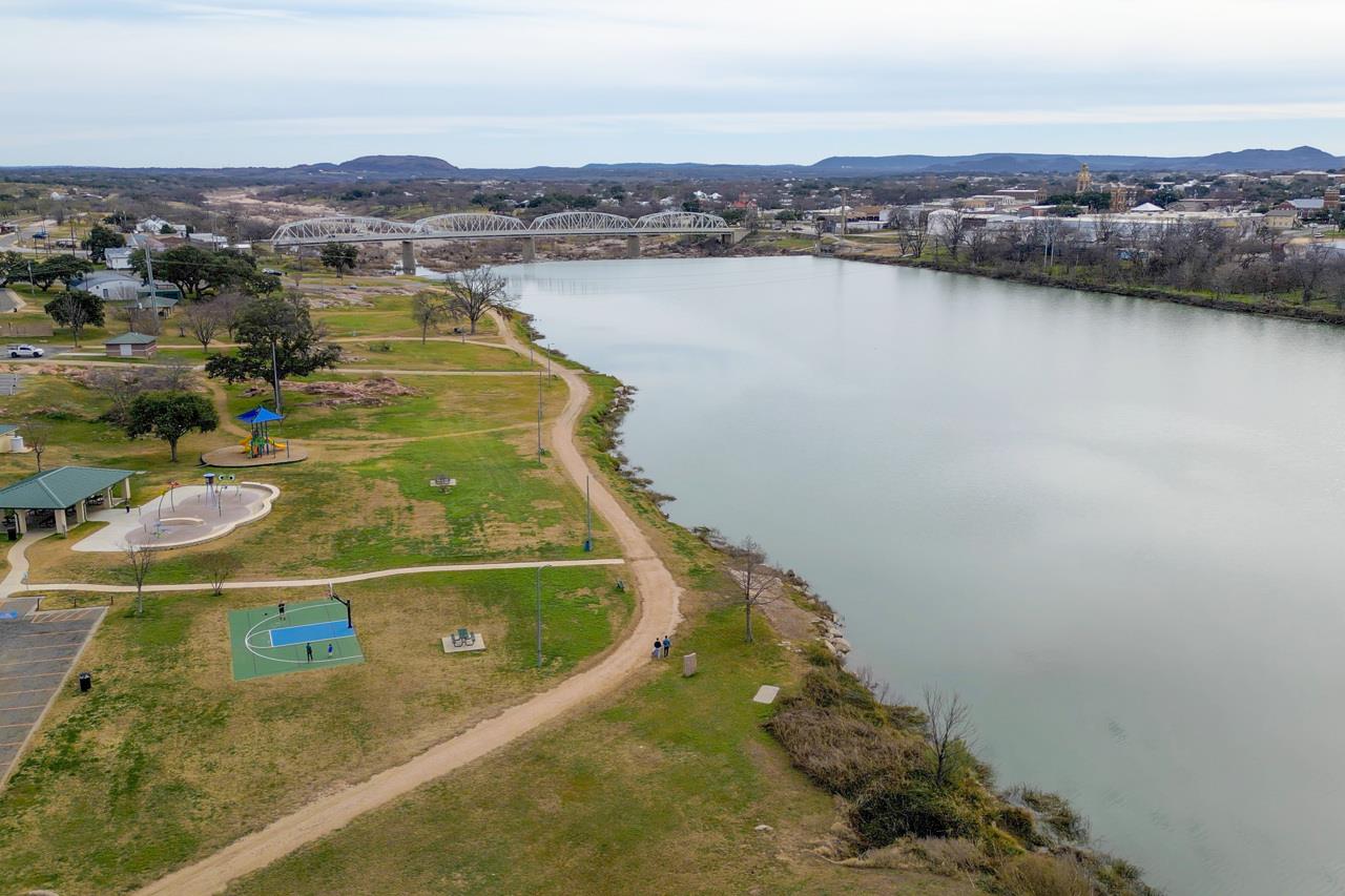 305 W Tarrant St, Llano, TX 78643