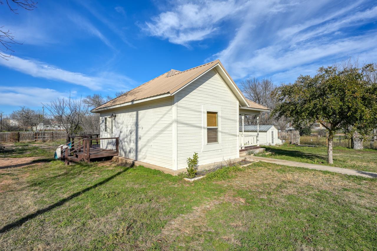 305 W Tarrant St, Llano, TX 78643