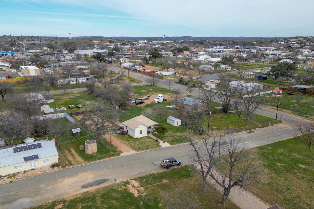 305 W Tarrant St, Llano, TX 78643