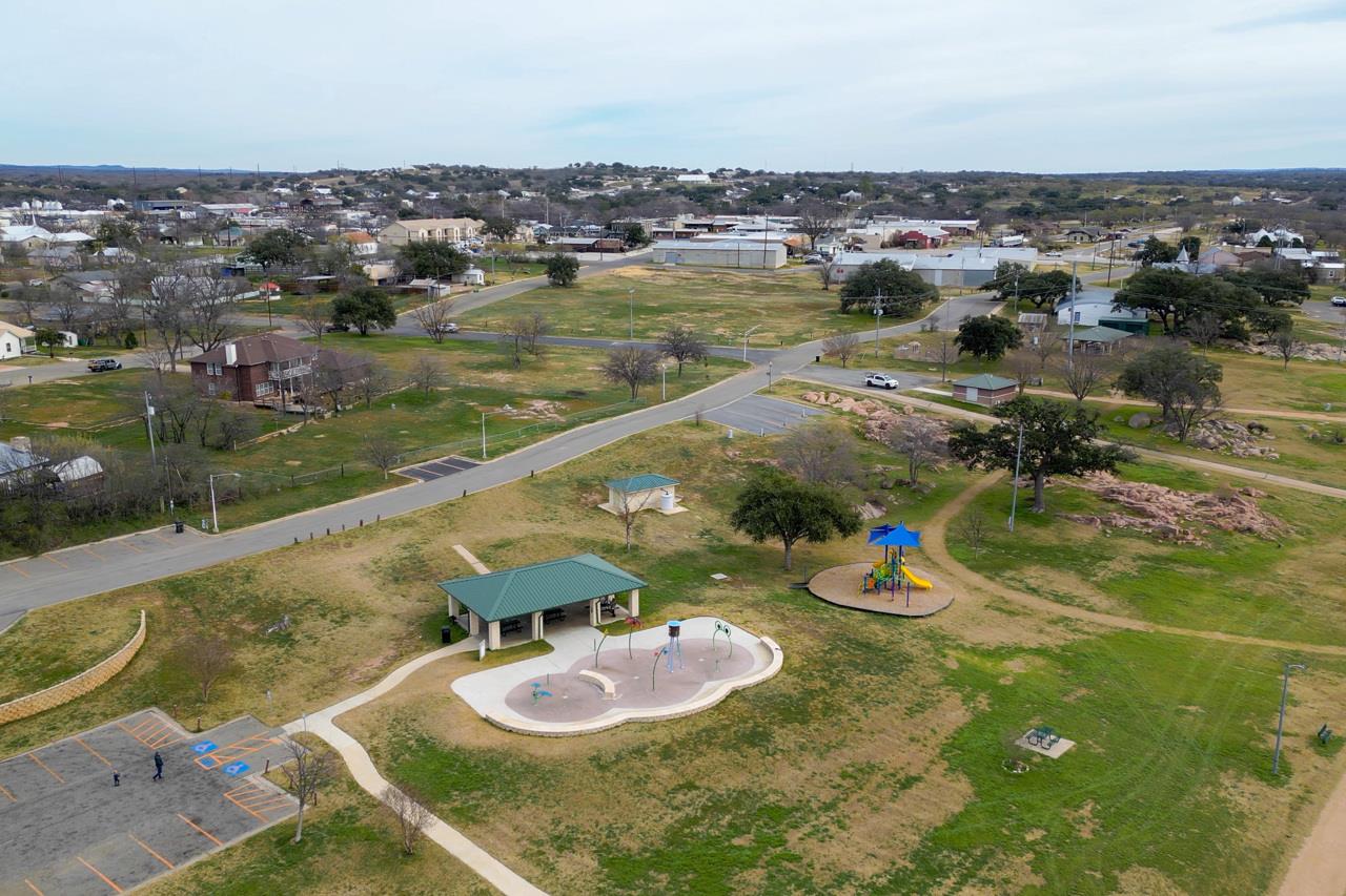 305 W Tarrant St, Llano, TX 78643