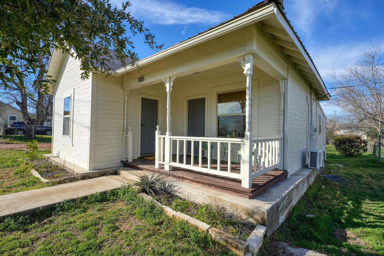 305 W Tarrant St, Llano, TX 78643