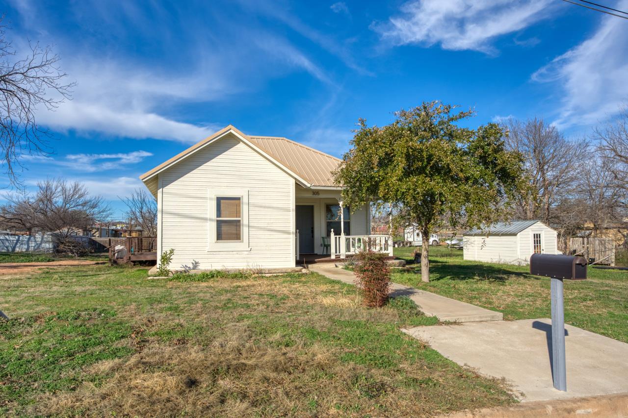 305 W Tarrant St, Llano, TX 78643