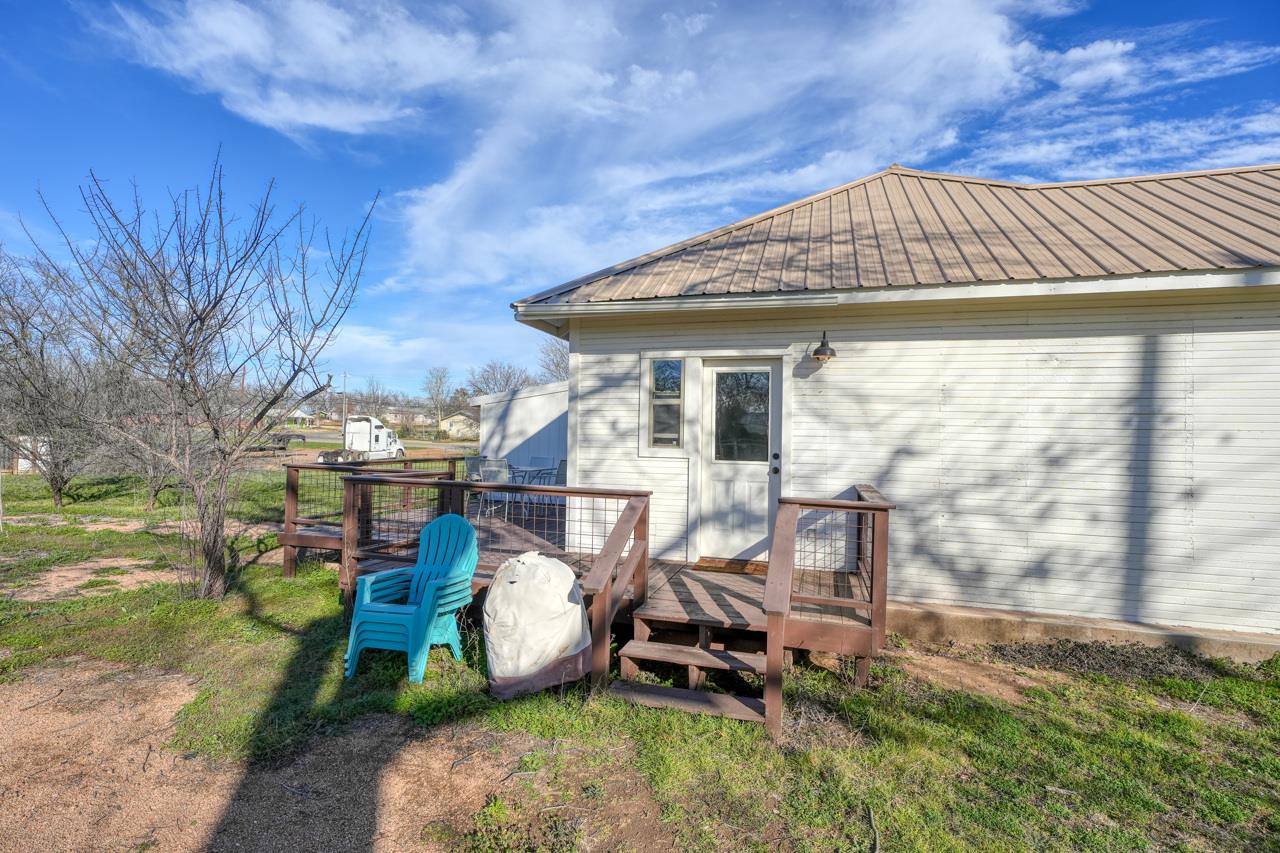 305 W Tarrant St, Llano, TX 78643