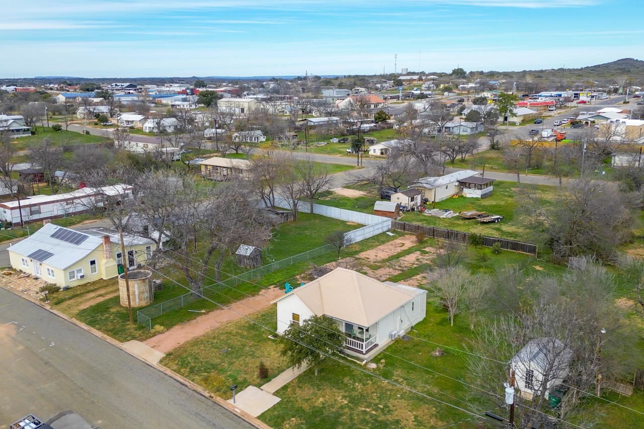 305 W Tarrant St, Llano, TX 78643