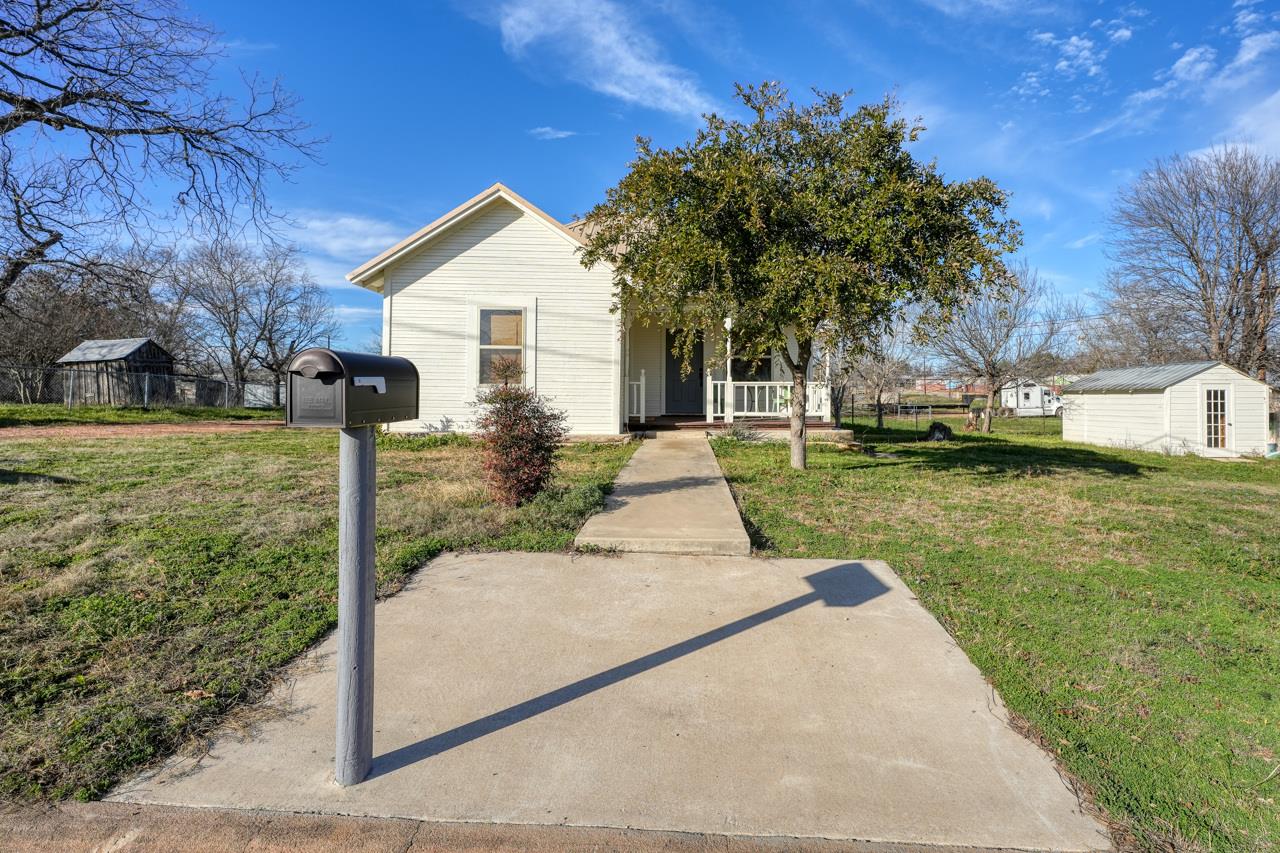 305 W Tarrant St, Llano, TX 78643