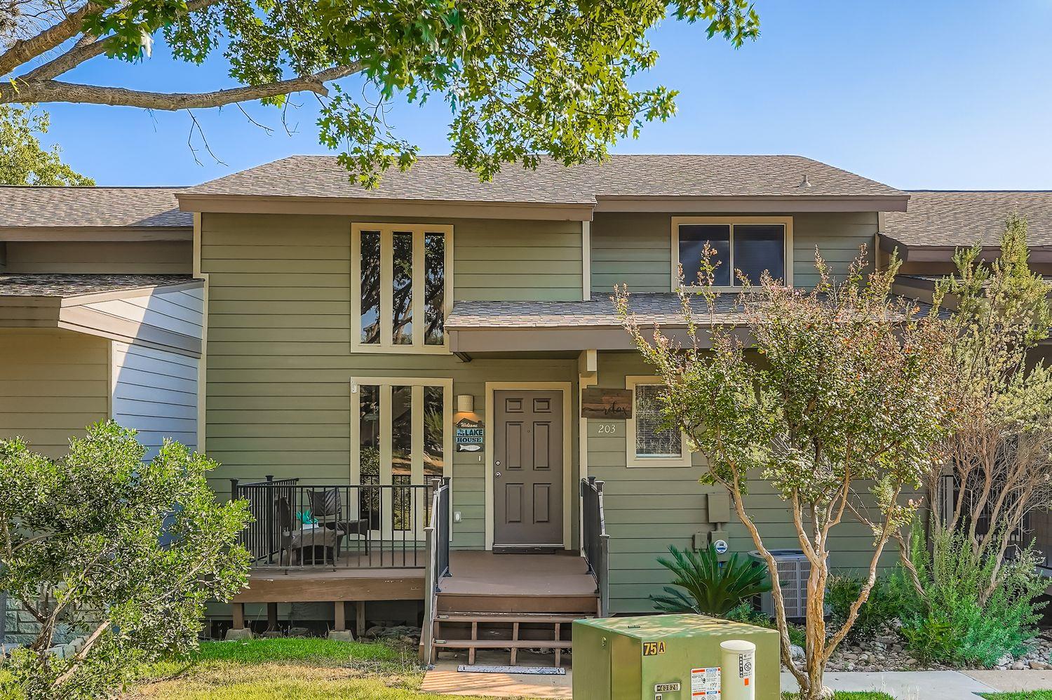 203 S Venture Blvd, Point Venture, TX 78645