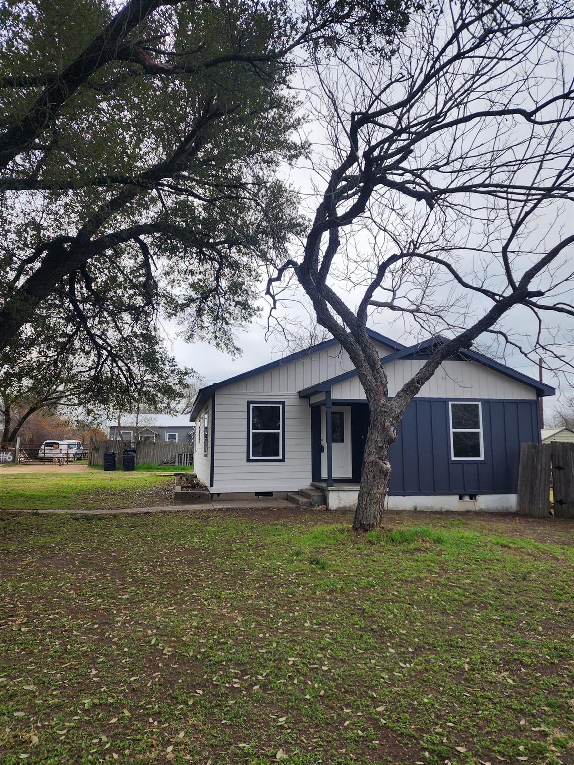 928 E Cameron Ave, Rockdale, TX 76567