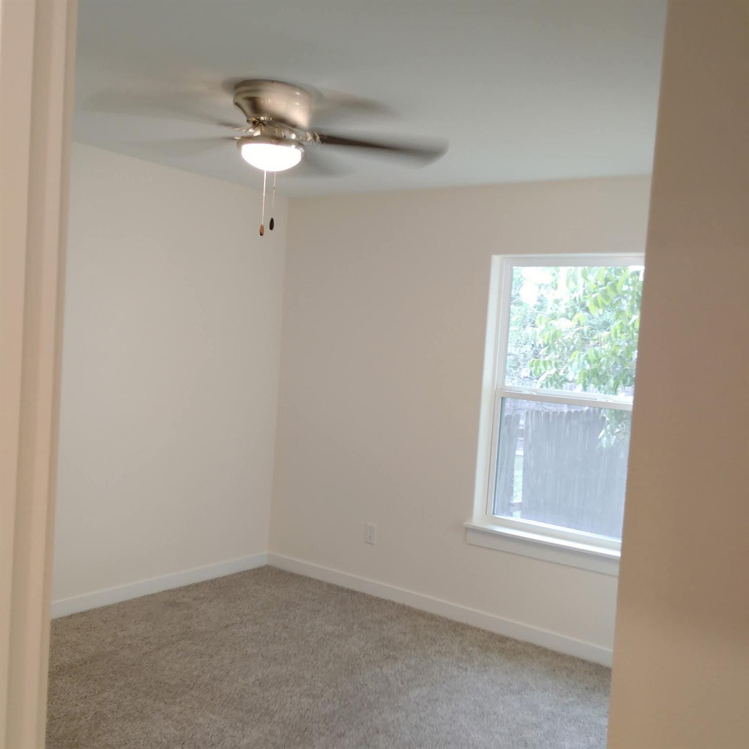 928 E Cameron Ave, Rockdale, TX 76567