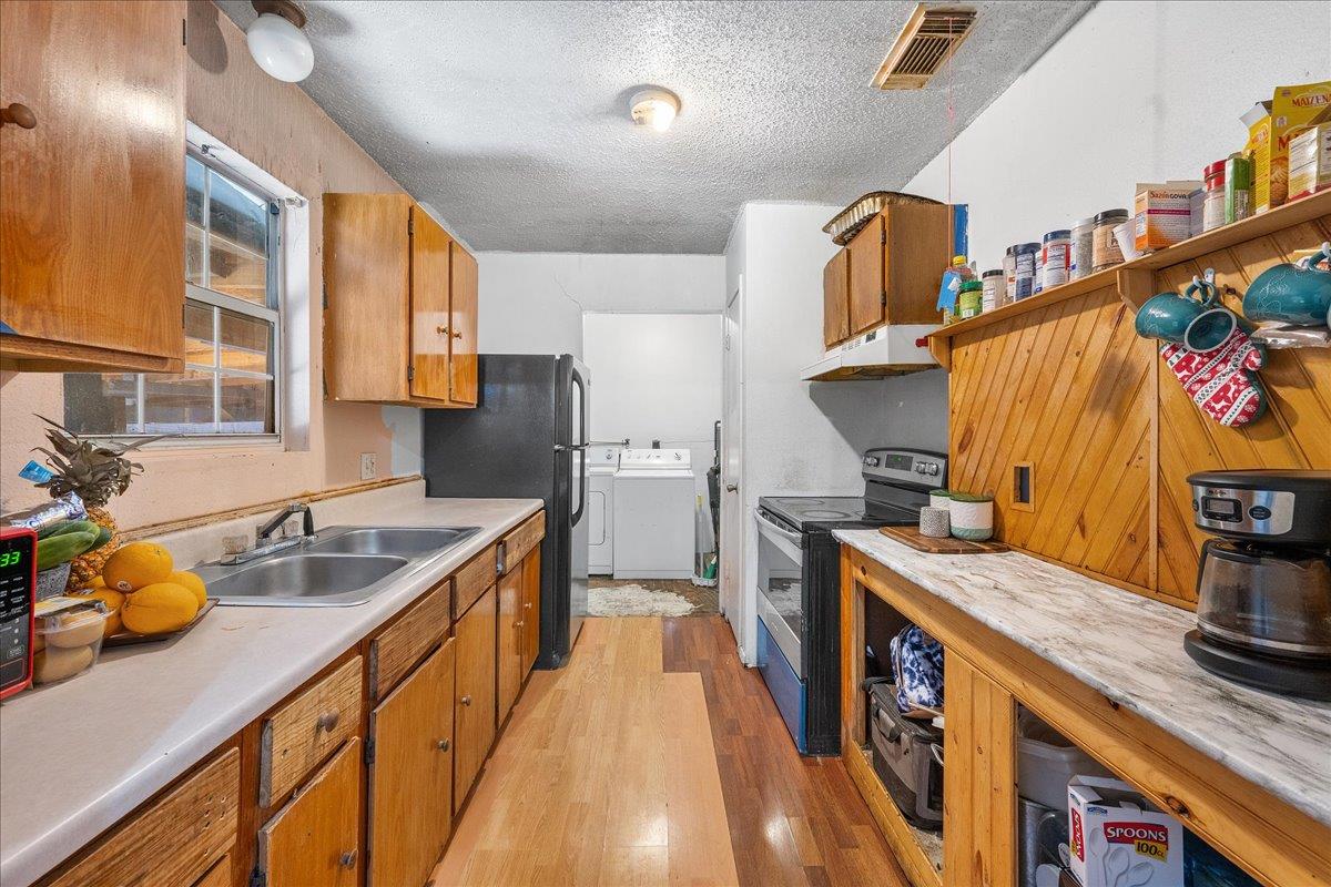 1107 Sturgis St, Taylor, TX 76574