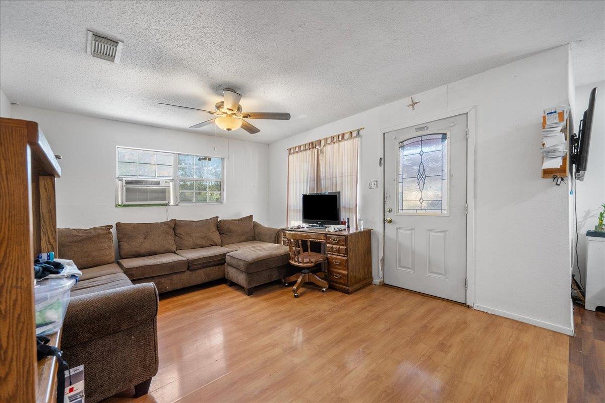 1107 Sturgis St, Taylor, TX 76574