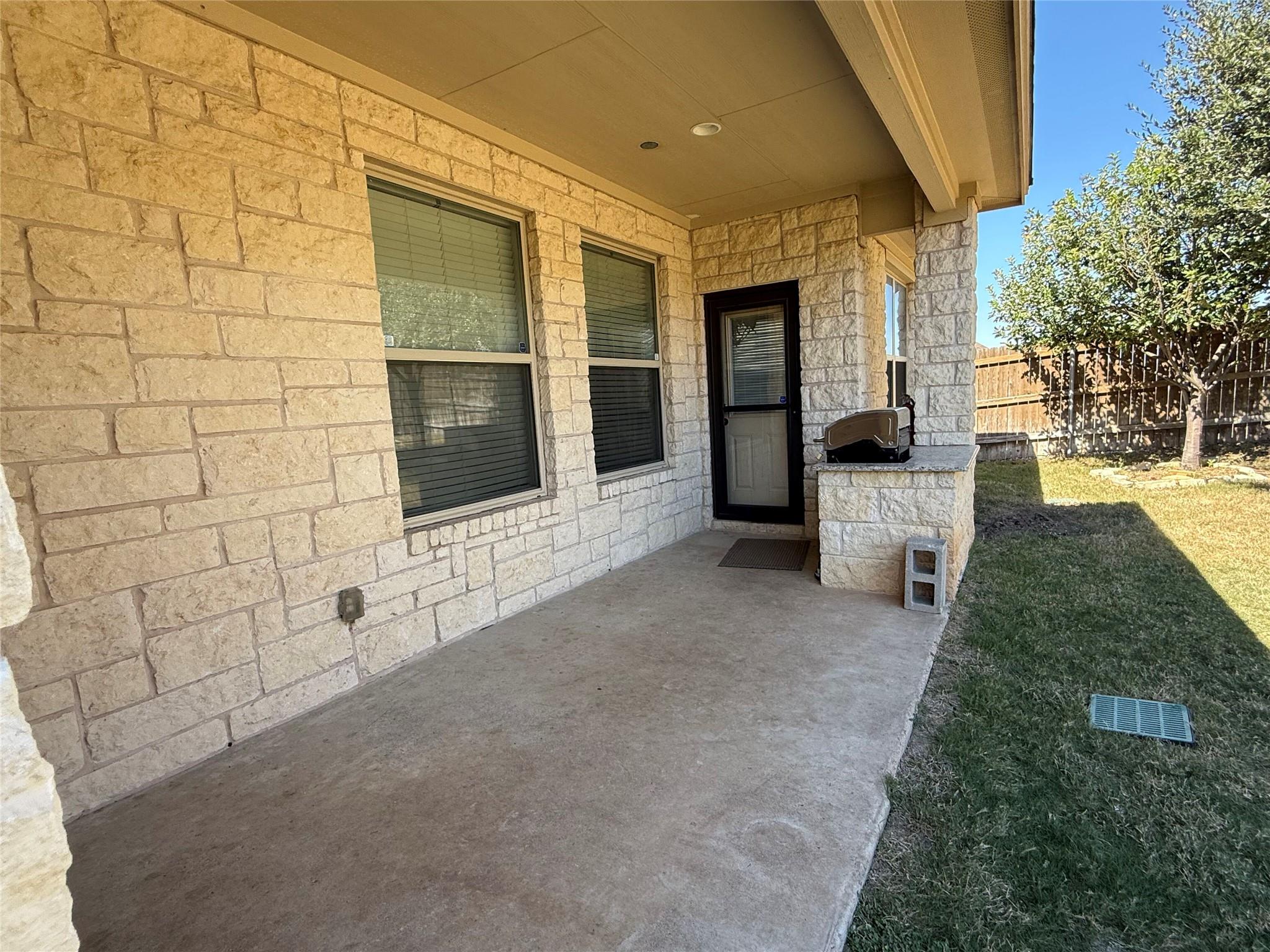 300 Western Sky Trl, Jarrell, TX 76537