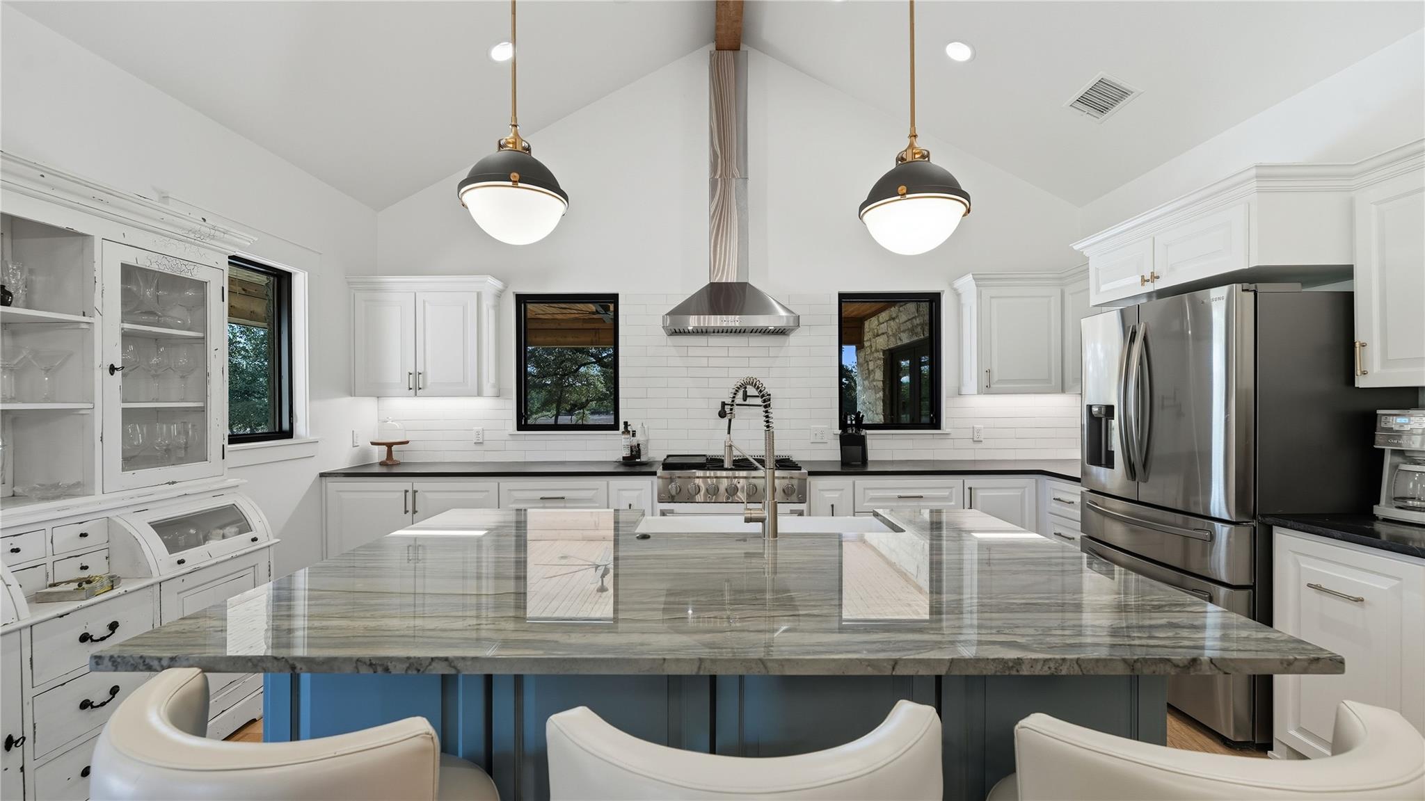 2656 River Bend Rd, Smithville, TX 78957