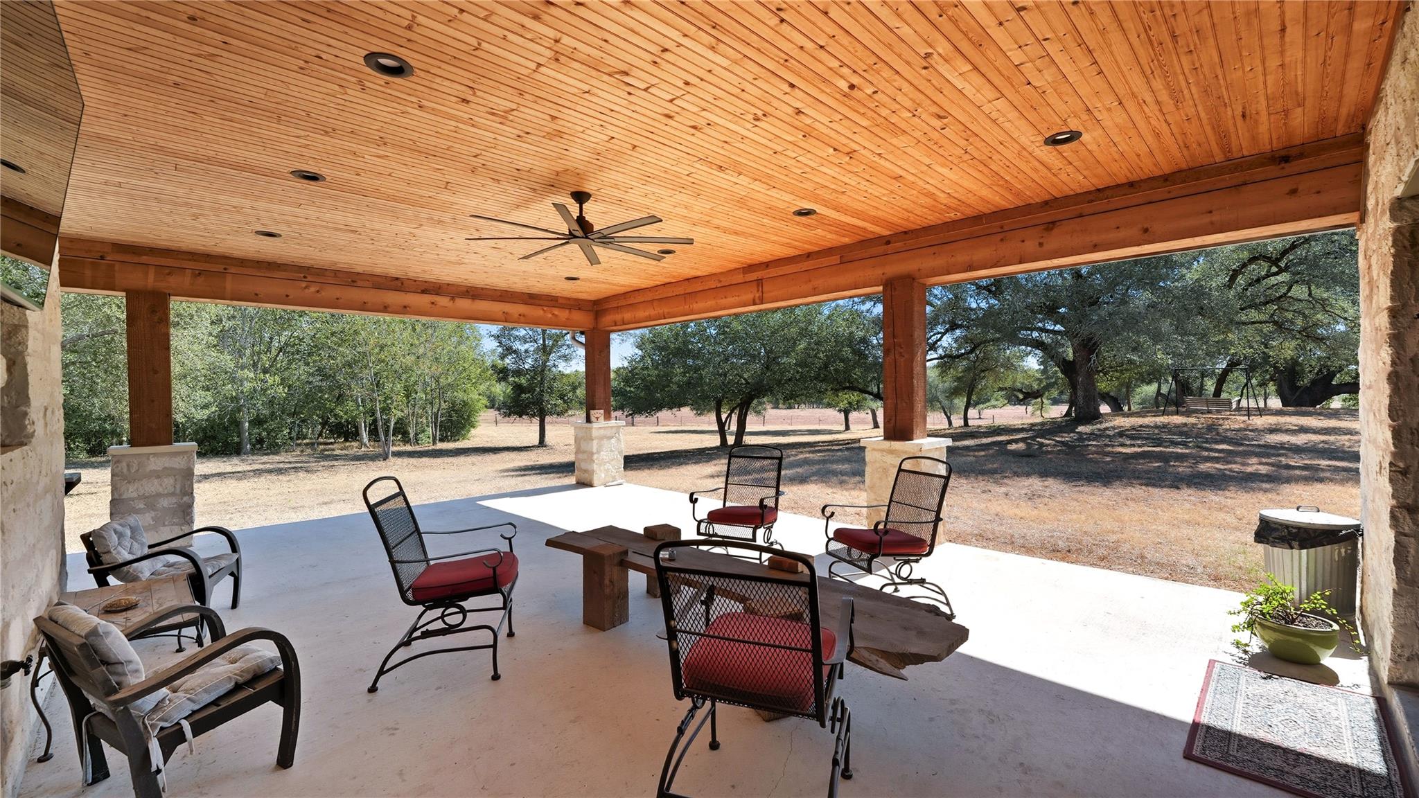 2656 River Bend Rd, Smithville, TX 78957