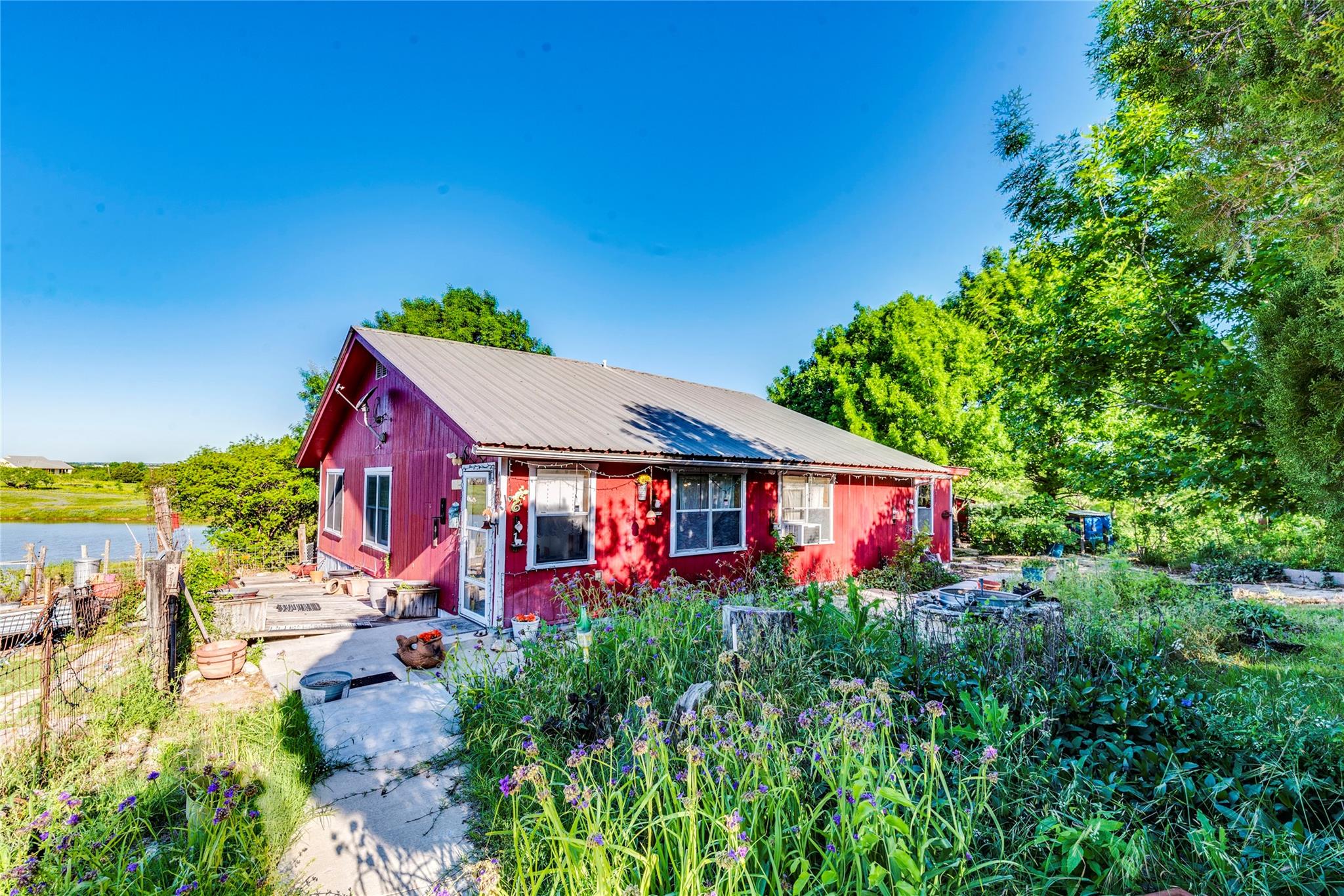 501 Engelke Rd, Niederwald, TX 78640