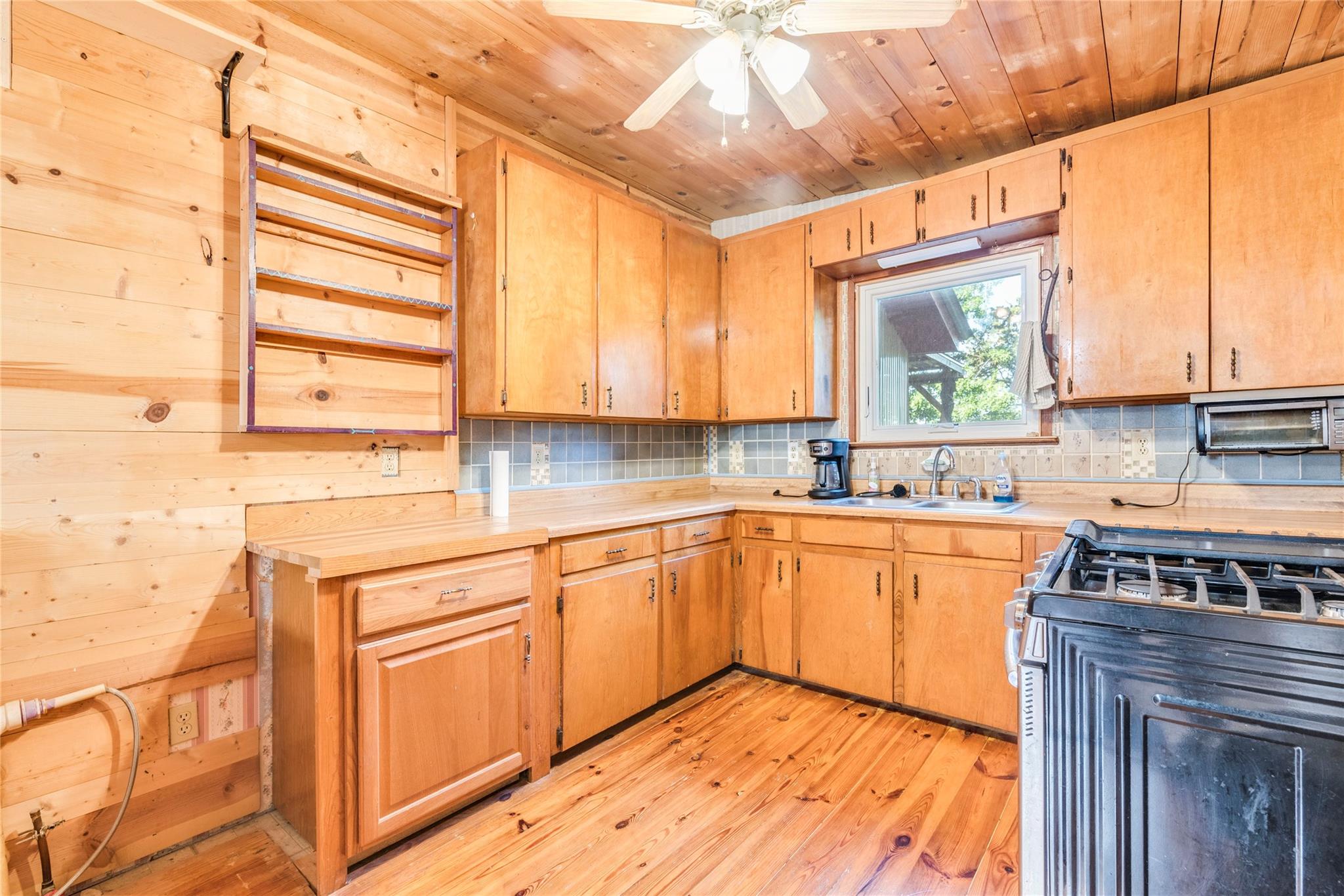 501 Engelke Rd, Niederwald, TX 78640