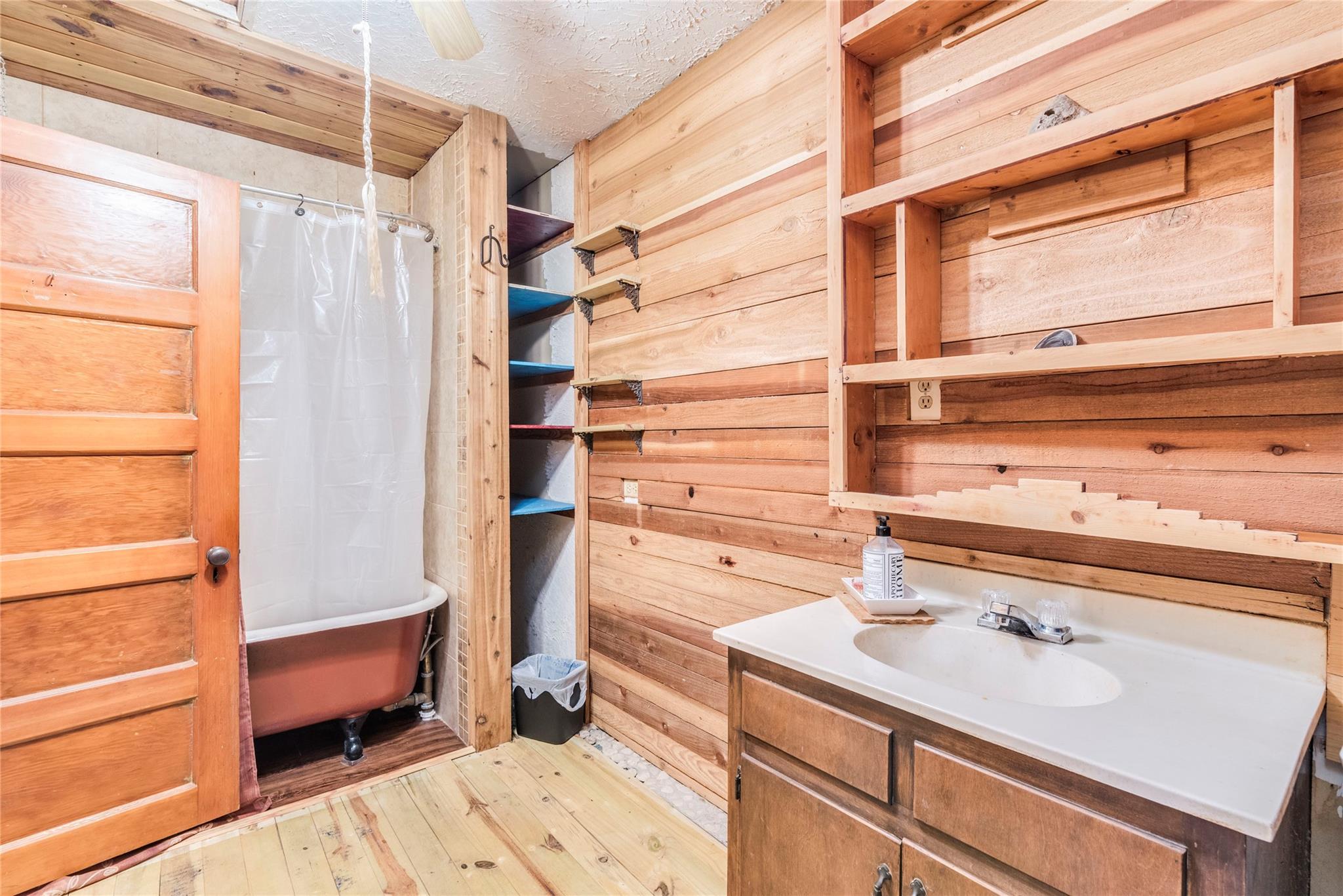 501 Engelke Rd, Niederwald, TX 78640