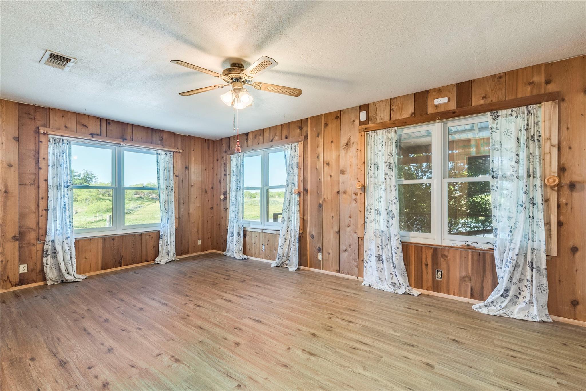 501 Engelke Rd, Niederwald, TX 78640