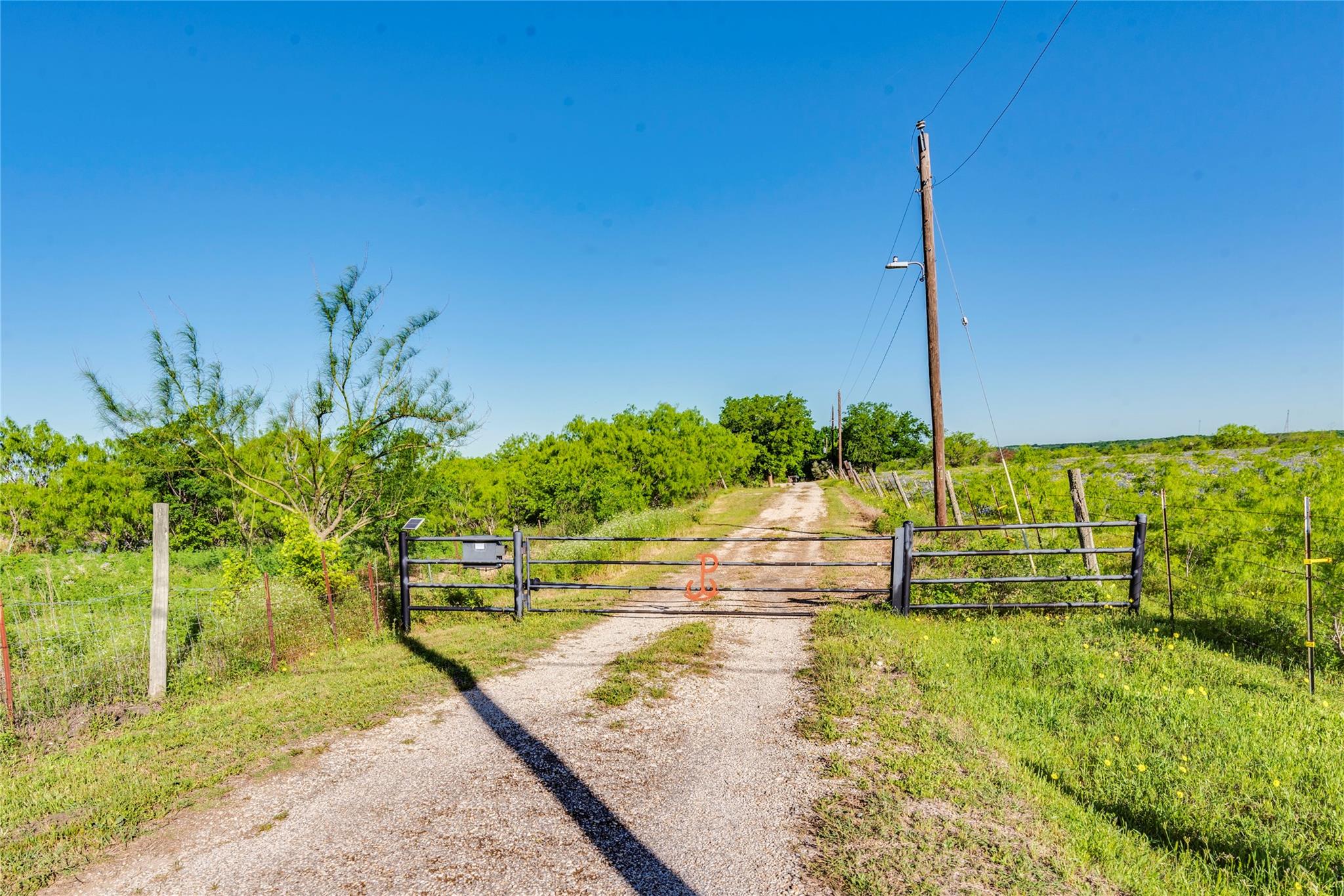501 Engelke Rd, Niederwald, TX 78640