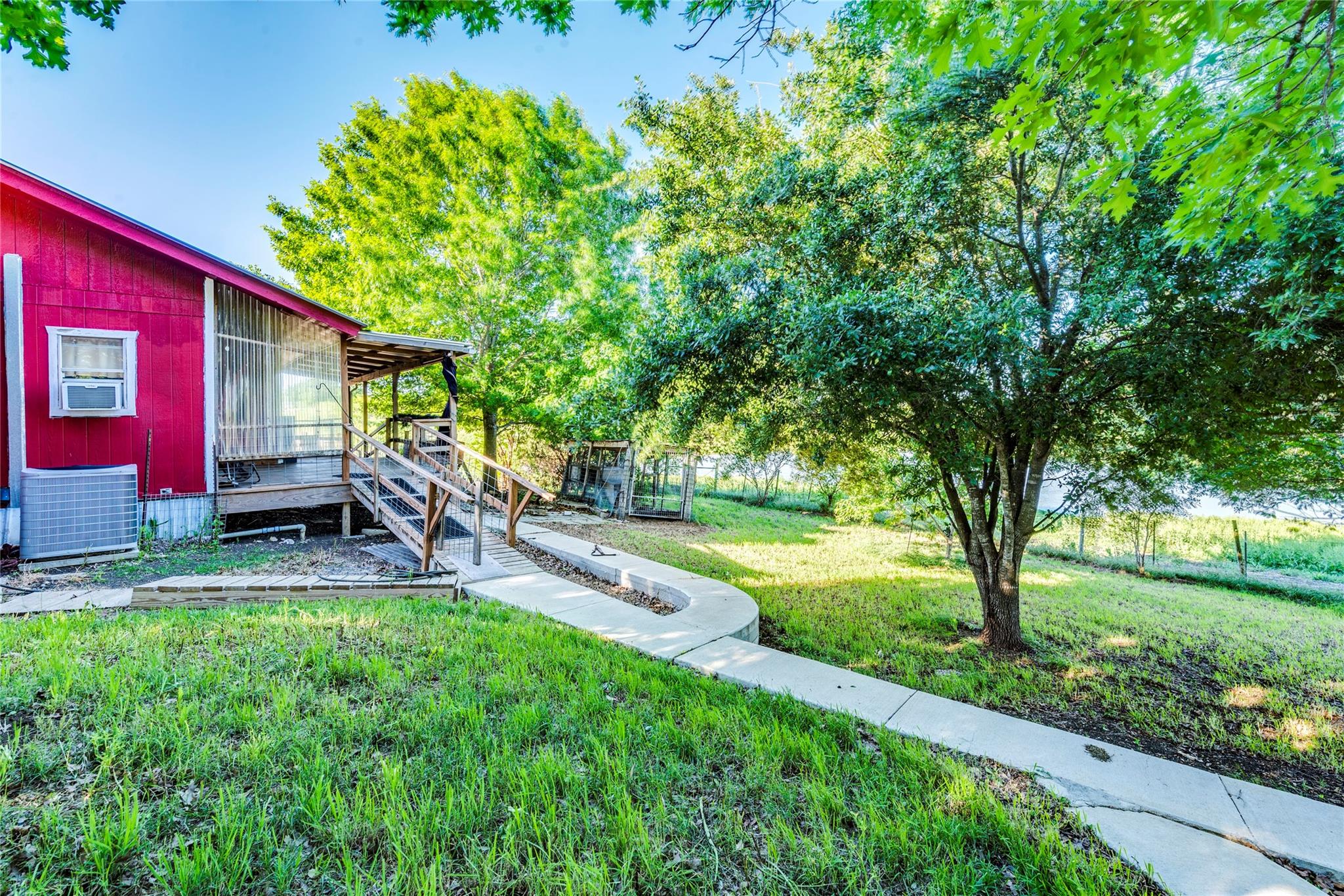 501 Engelke Rd, Niederwald, TX 78640