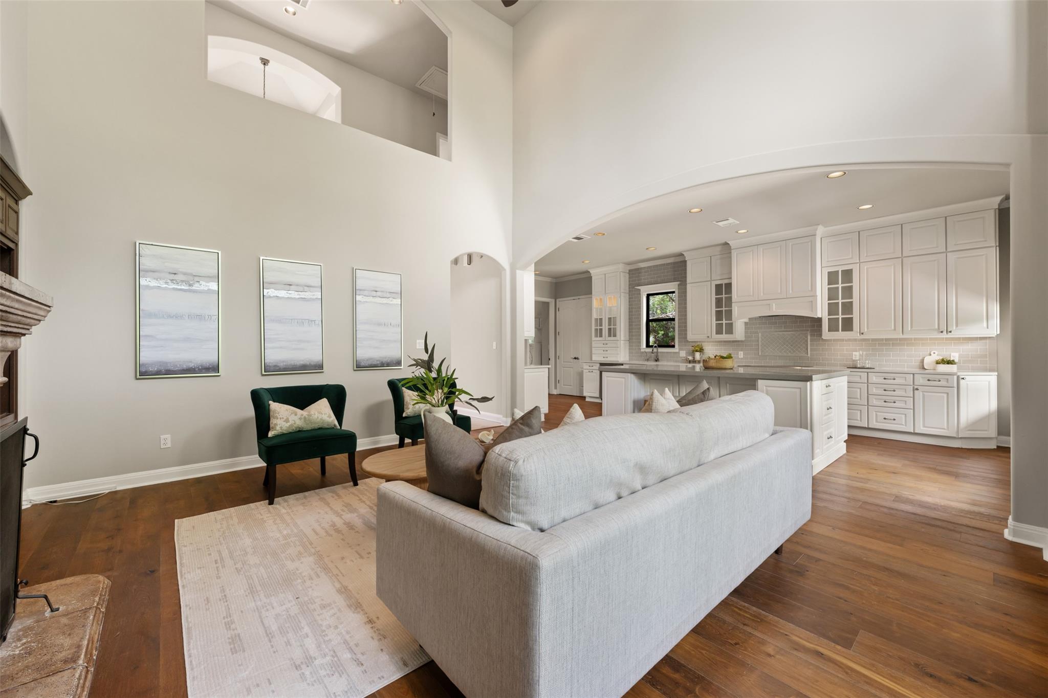 27 Autumn Oaks Dr, The Hills, TX 78738