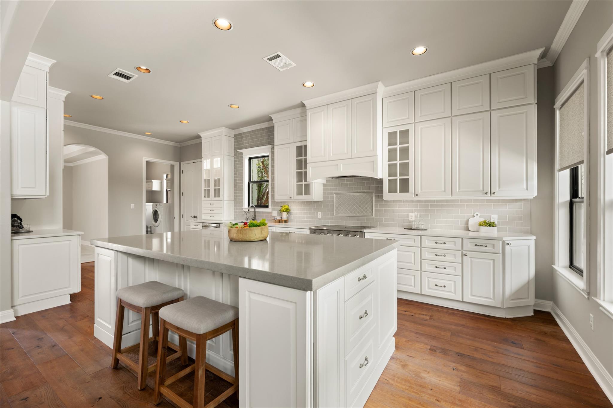 27 Autumn Oaks Dr, The Hills, TX 78738