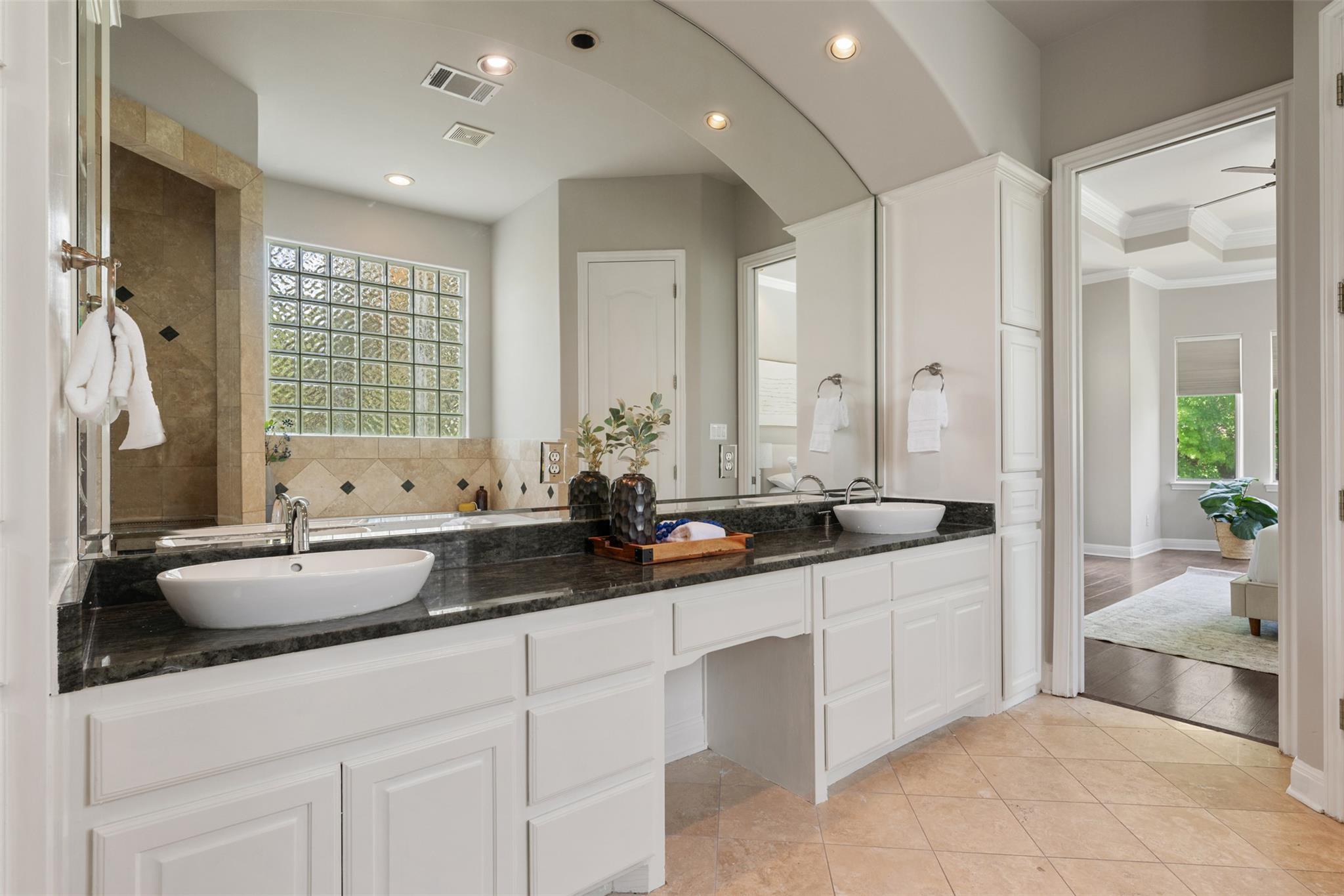 27 Autumn Oaks Dr, The Hills, TX 78738