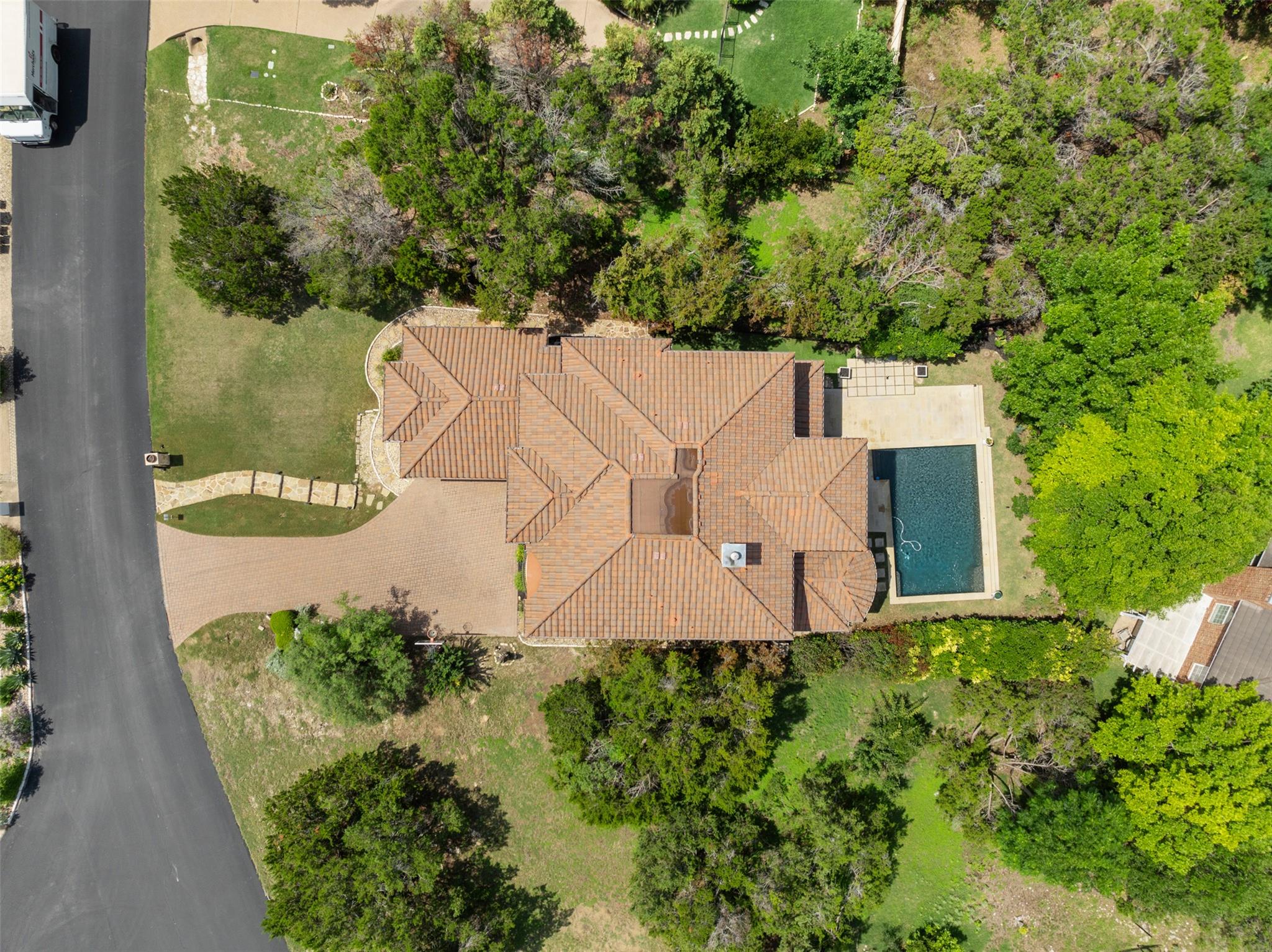 27 Autumn Oaks Dr, The Hills, TX 78738