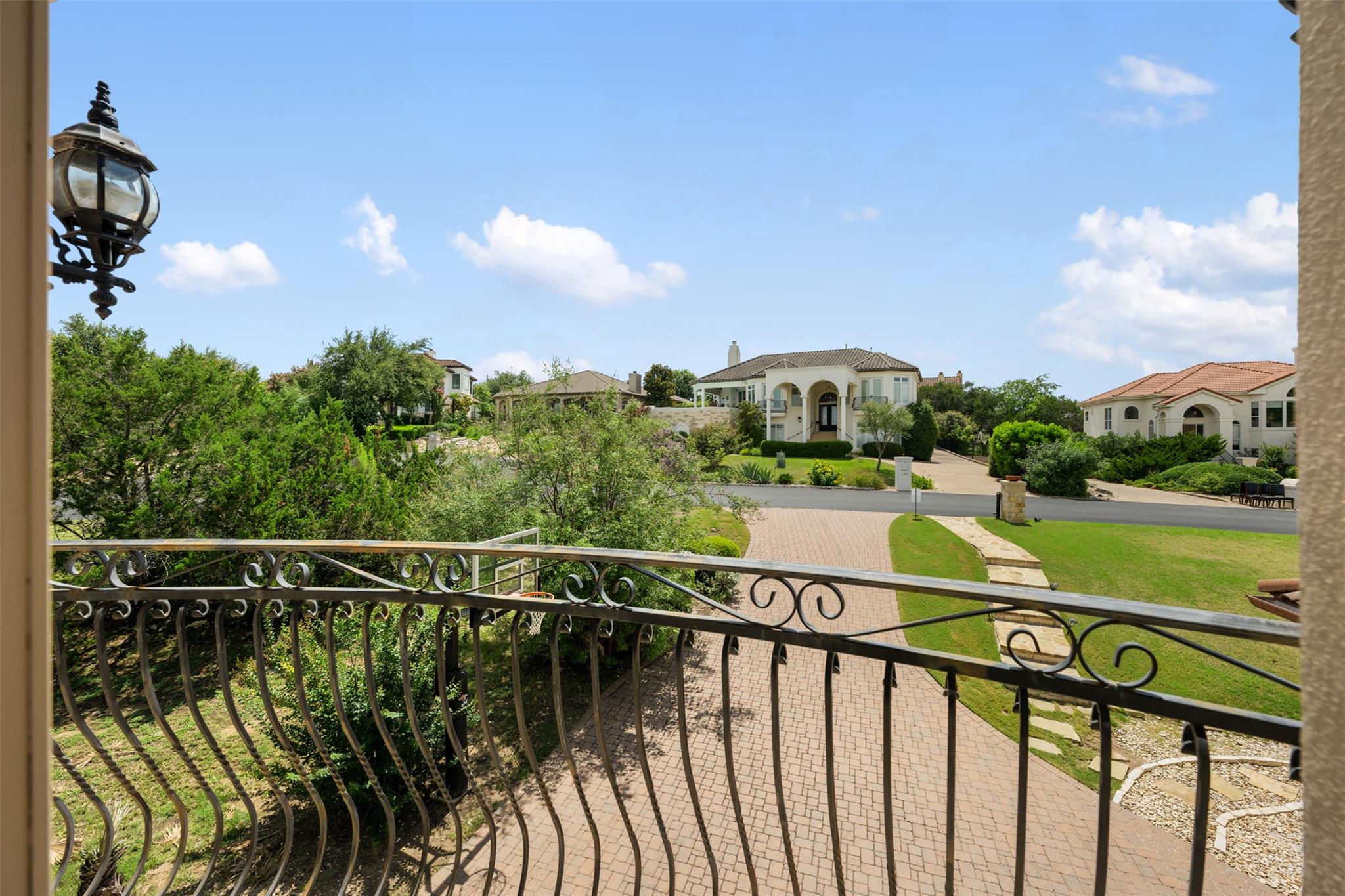 27 Autumn Oaks Dr, The Hills, TX 78738