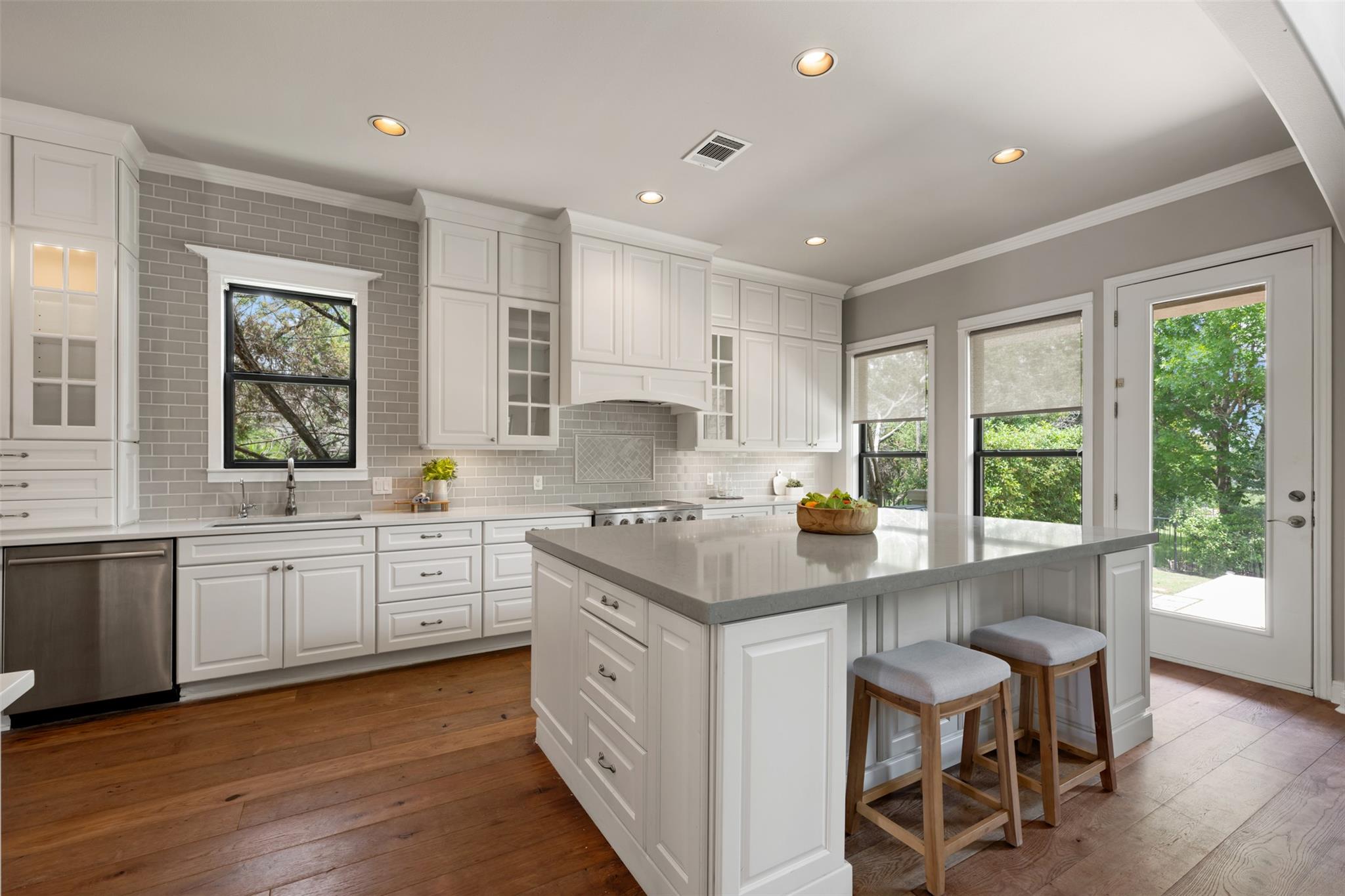 27 Autumn Oaks Dr, The Hills, TX 78738