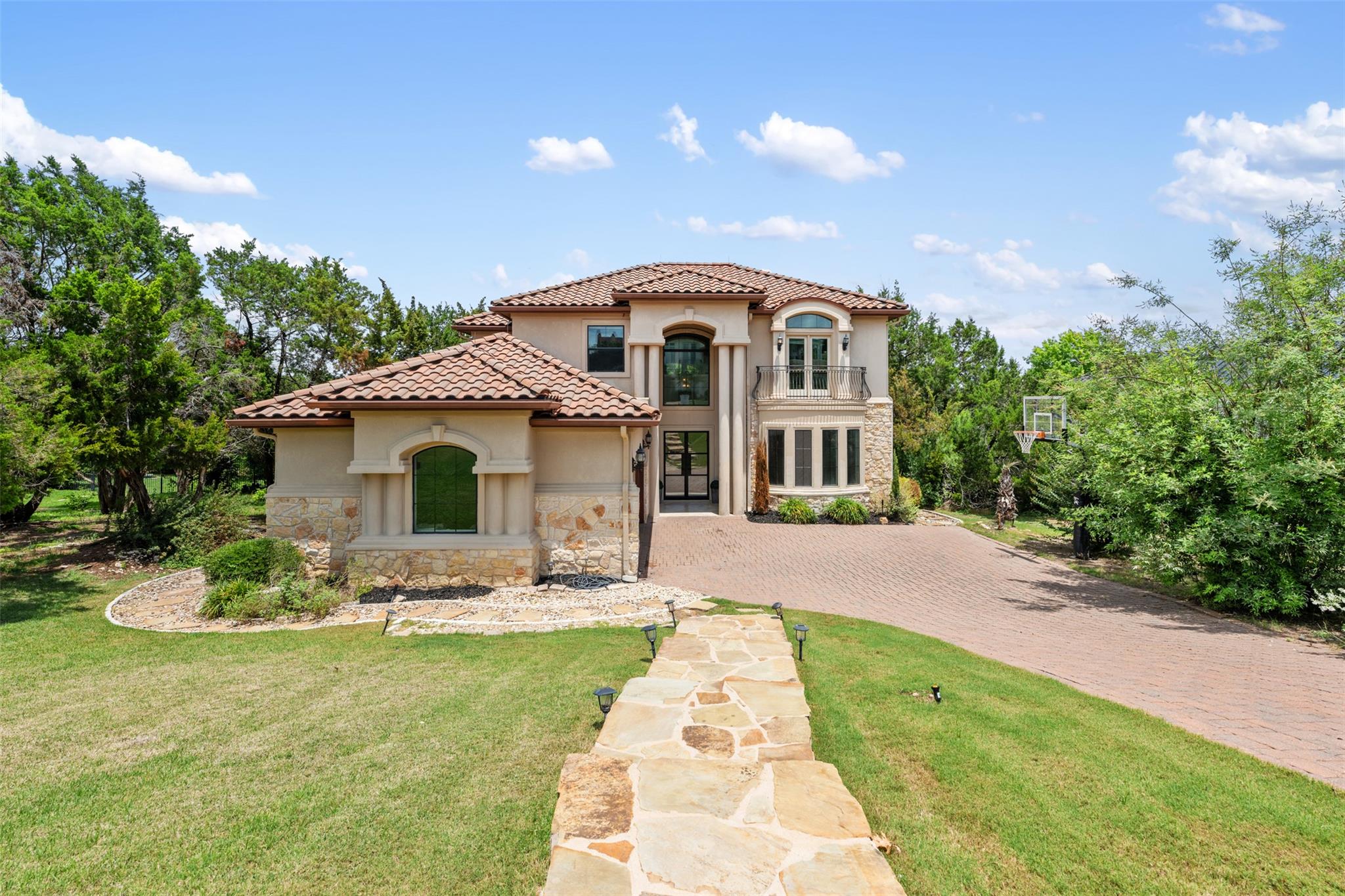 27 Autumn Oaks Dr, The Hills, TX 78738