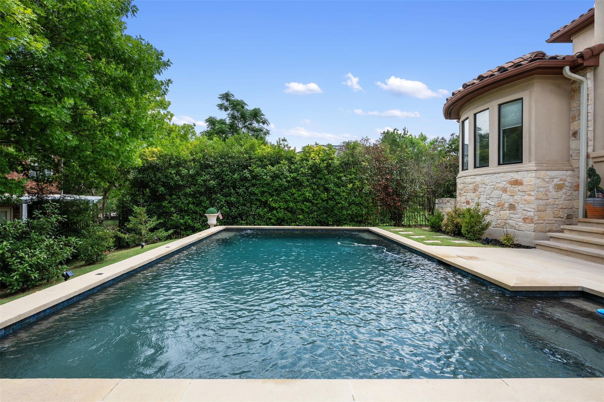 27 Autumn Oaks Dr, The Hills, TX 78738