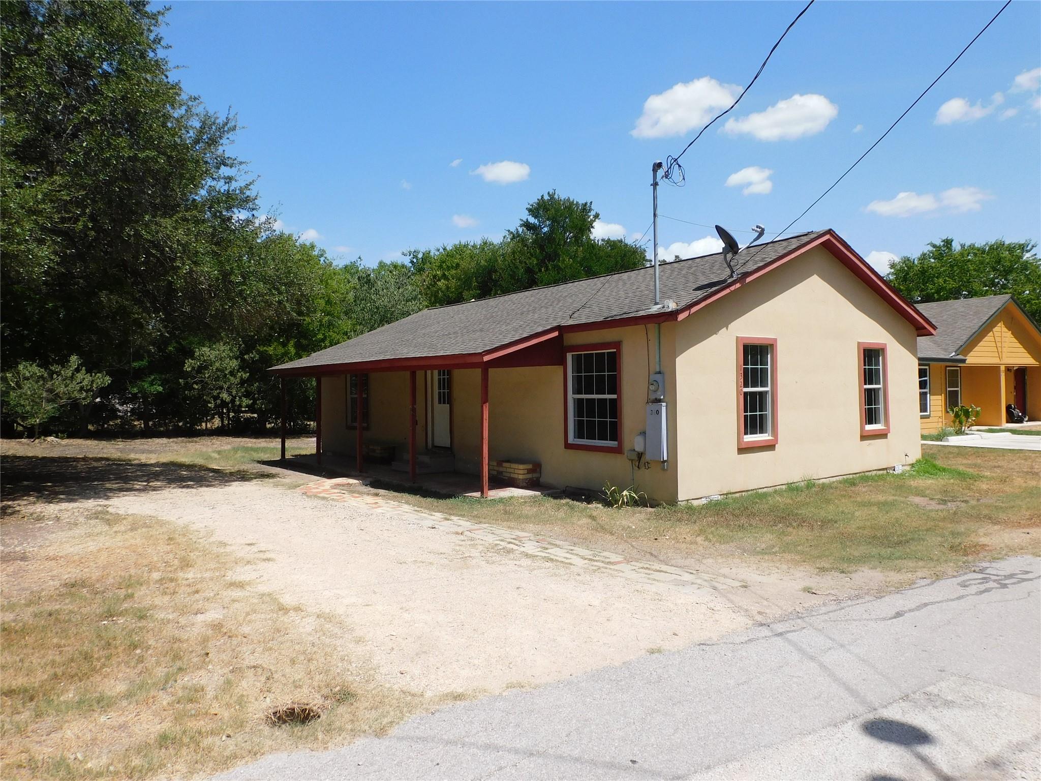 1320 Green St, Lockhart, TX 78644