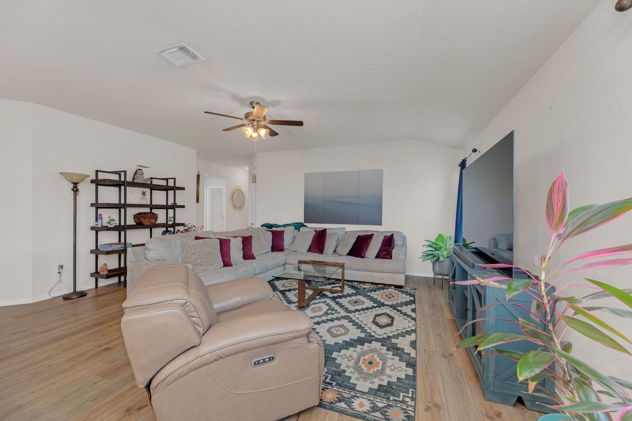 1704 T H Johnson Dr, Taylor, TX 76574