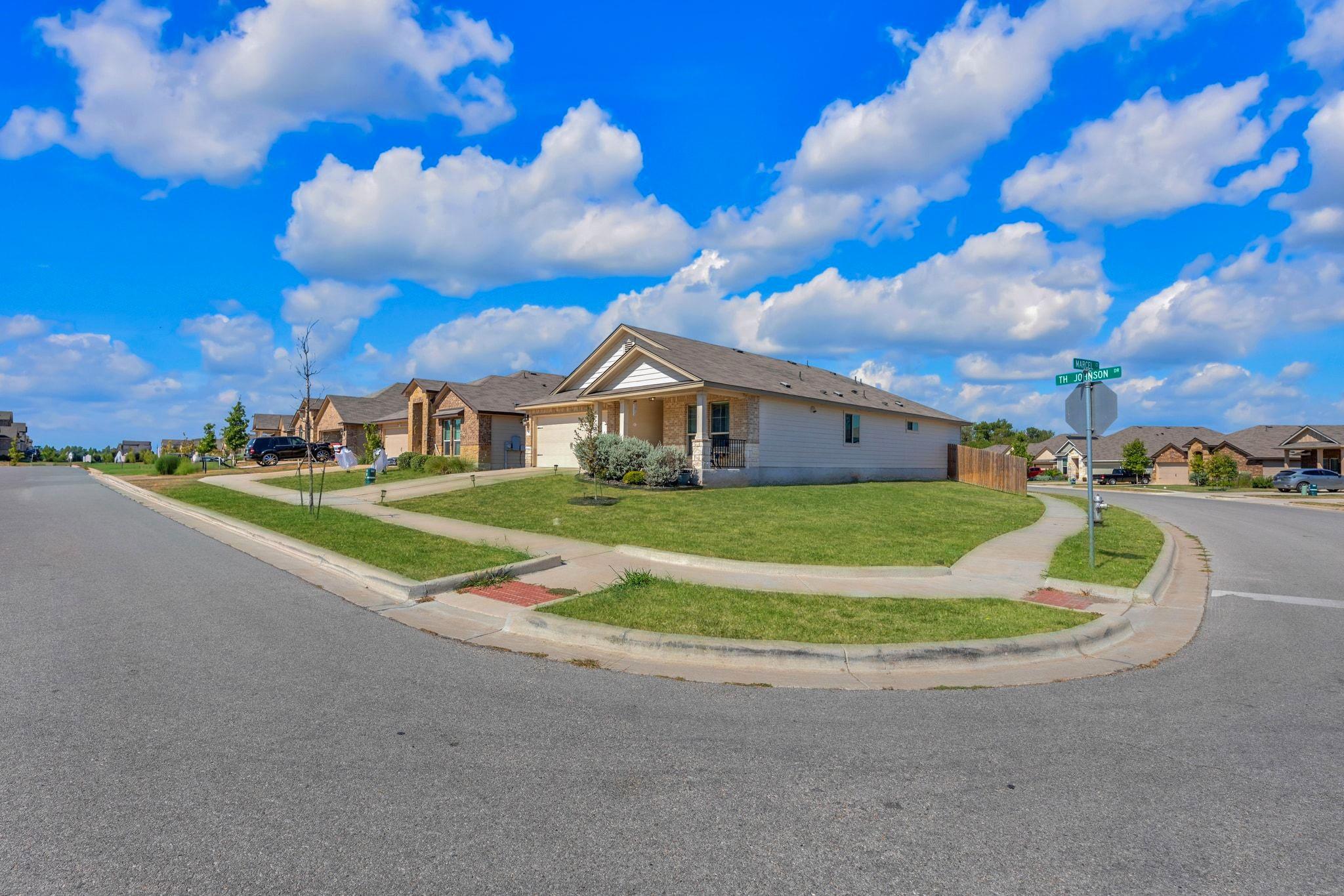 1704 T H Johnson Dr, Taylor, TX 76574