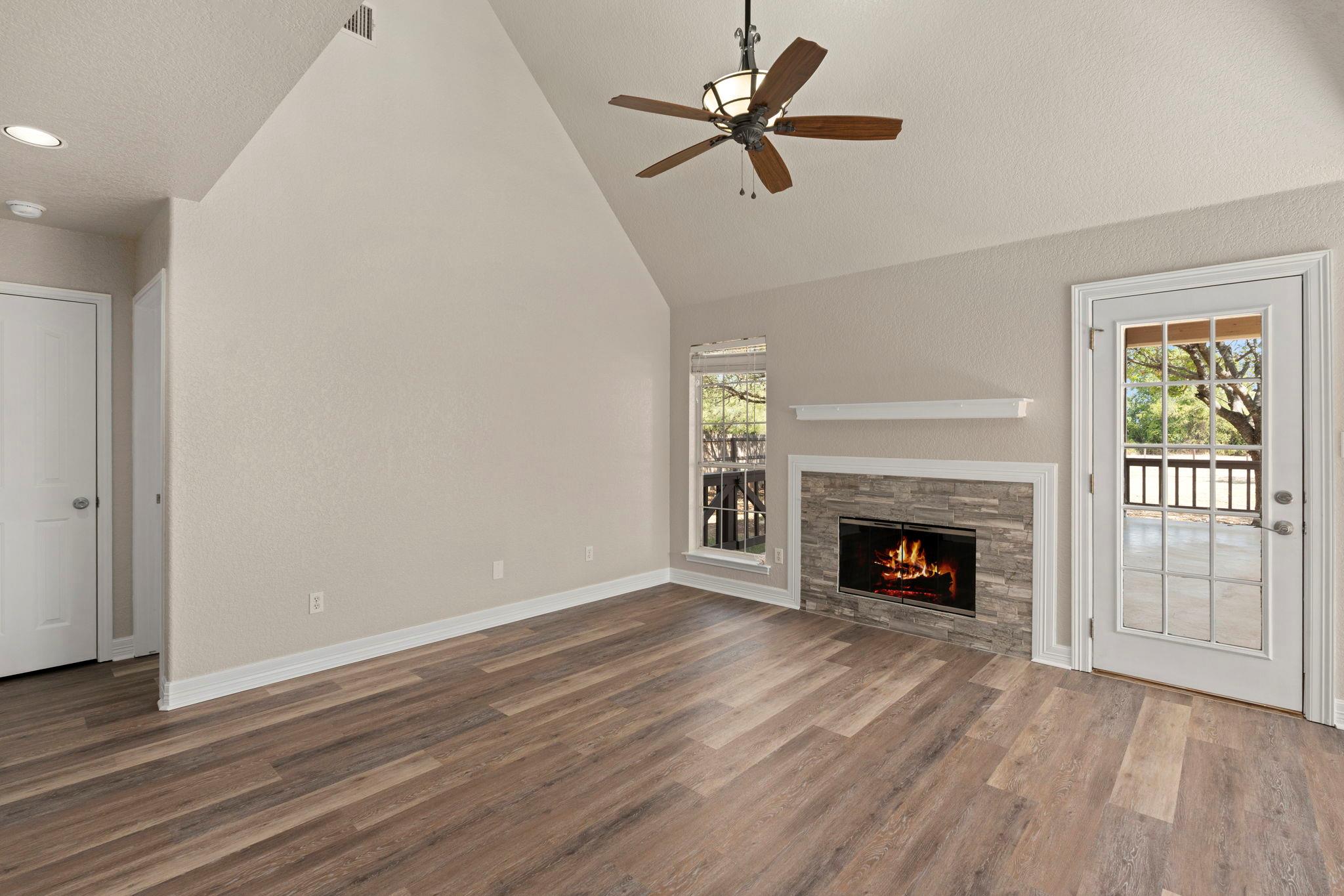 441 Thomas Dr, Martindale, TX 78655