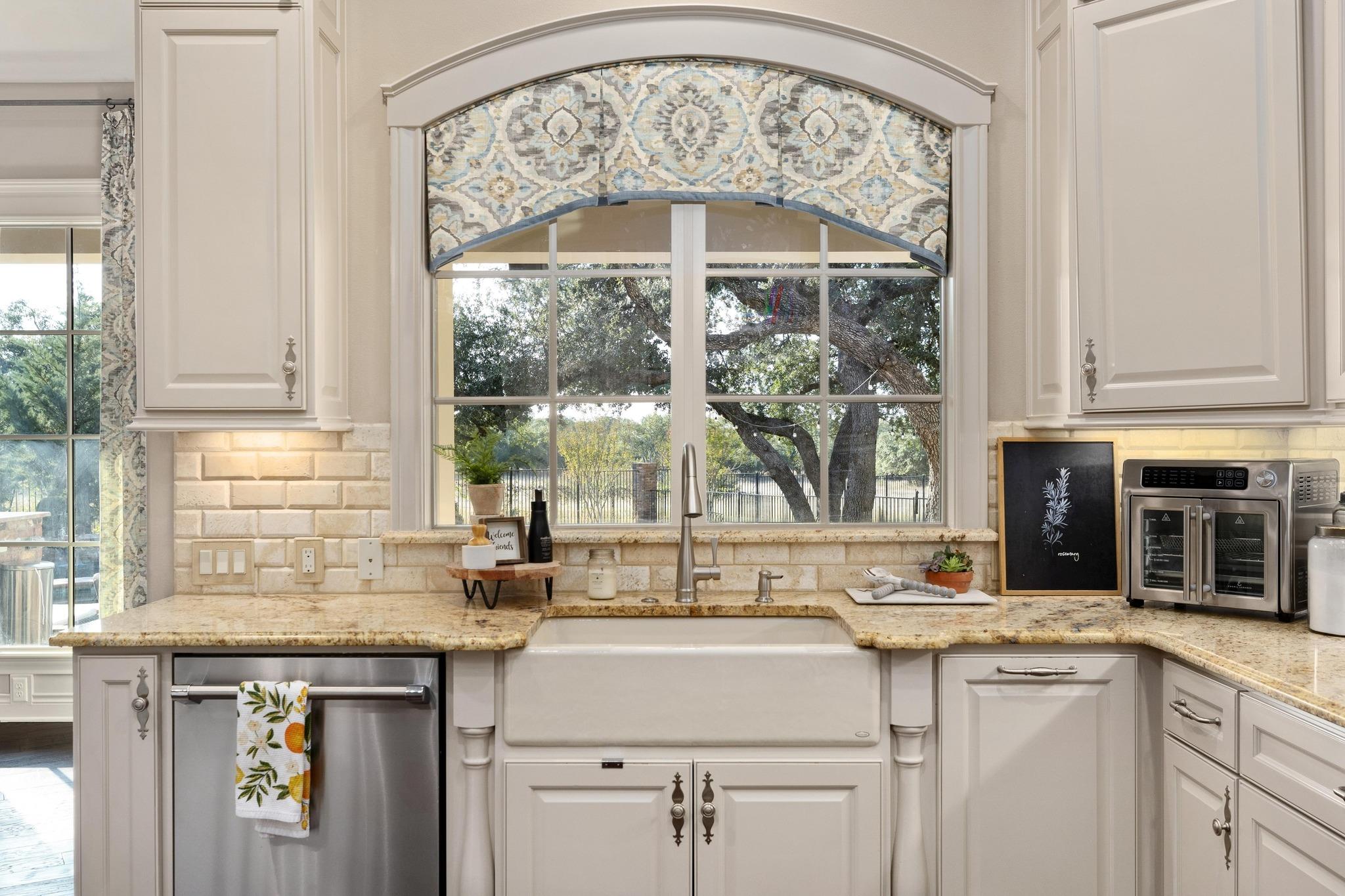 216 Vista Ln, Georgetown, TX 78633