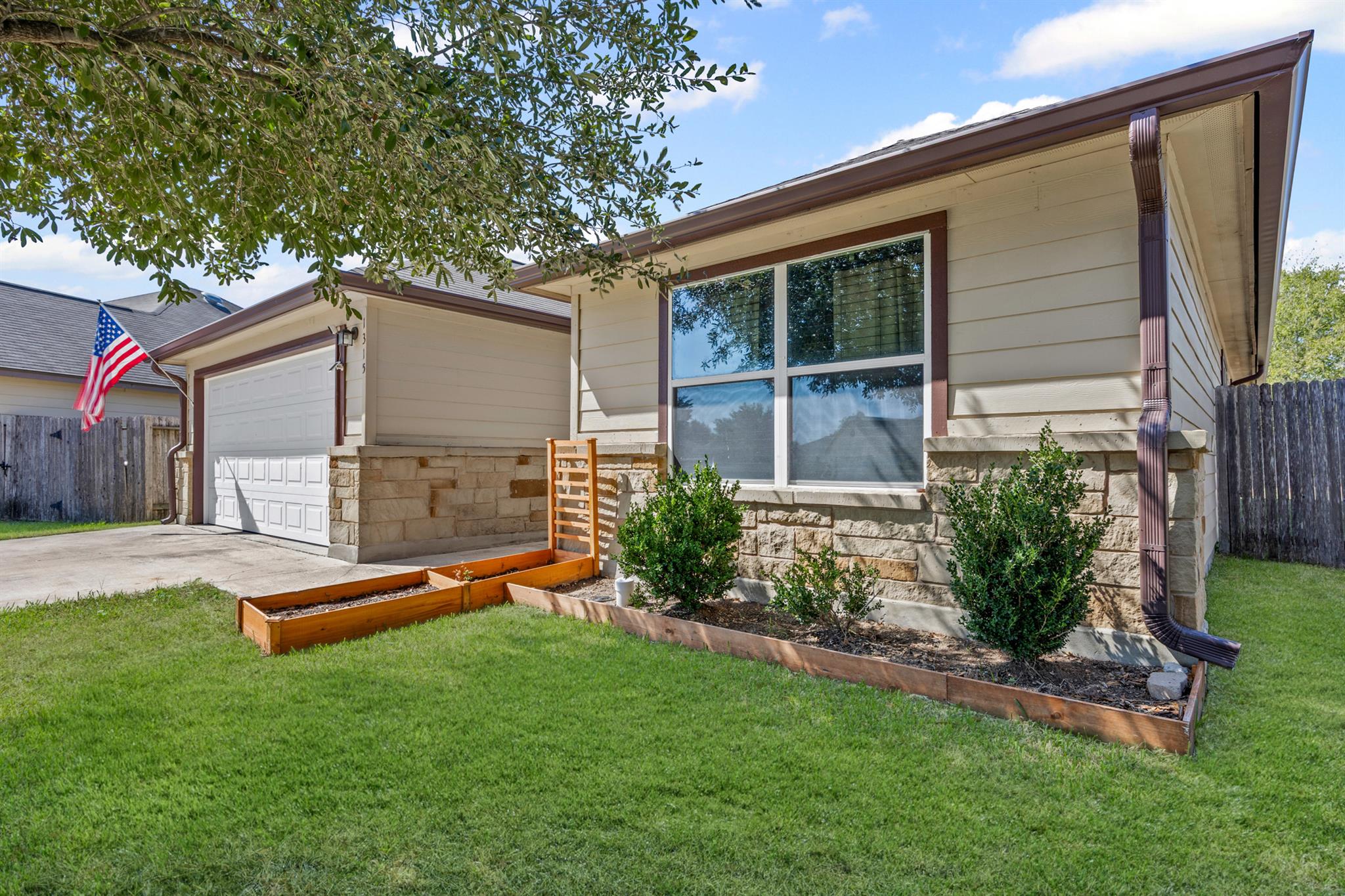 1315 Lantana Ct, Gonzales, TX 78629