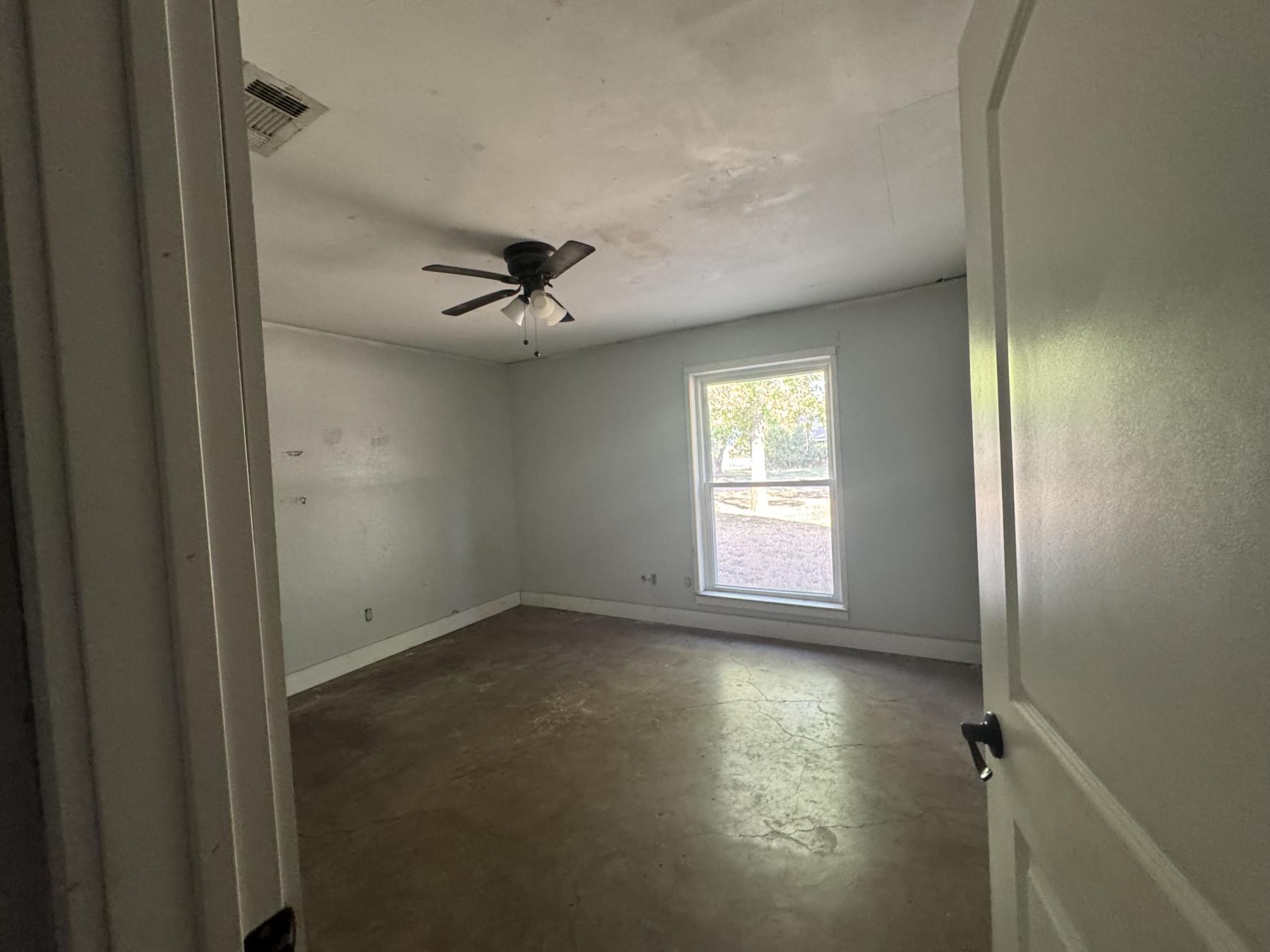 1516 E McLennan Ave, Mart, TX 76664