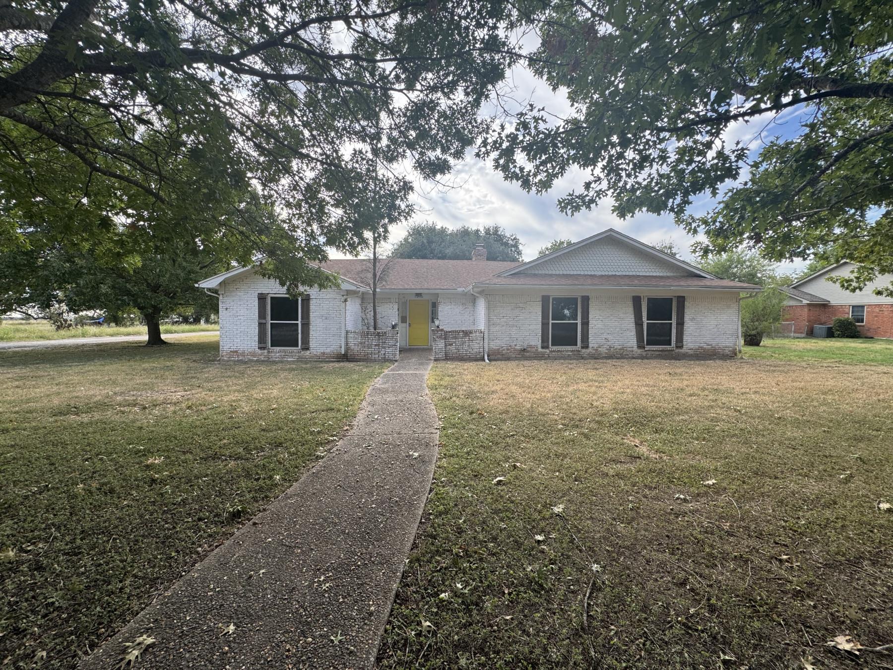 1516 E McLennan Ave, Mart, TX 76664