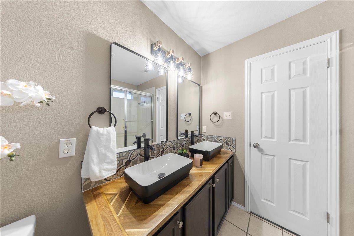 202 Ashbury Dr, Leander, TX 78641