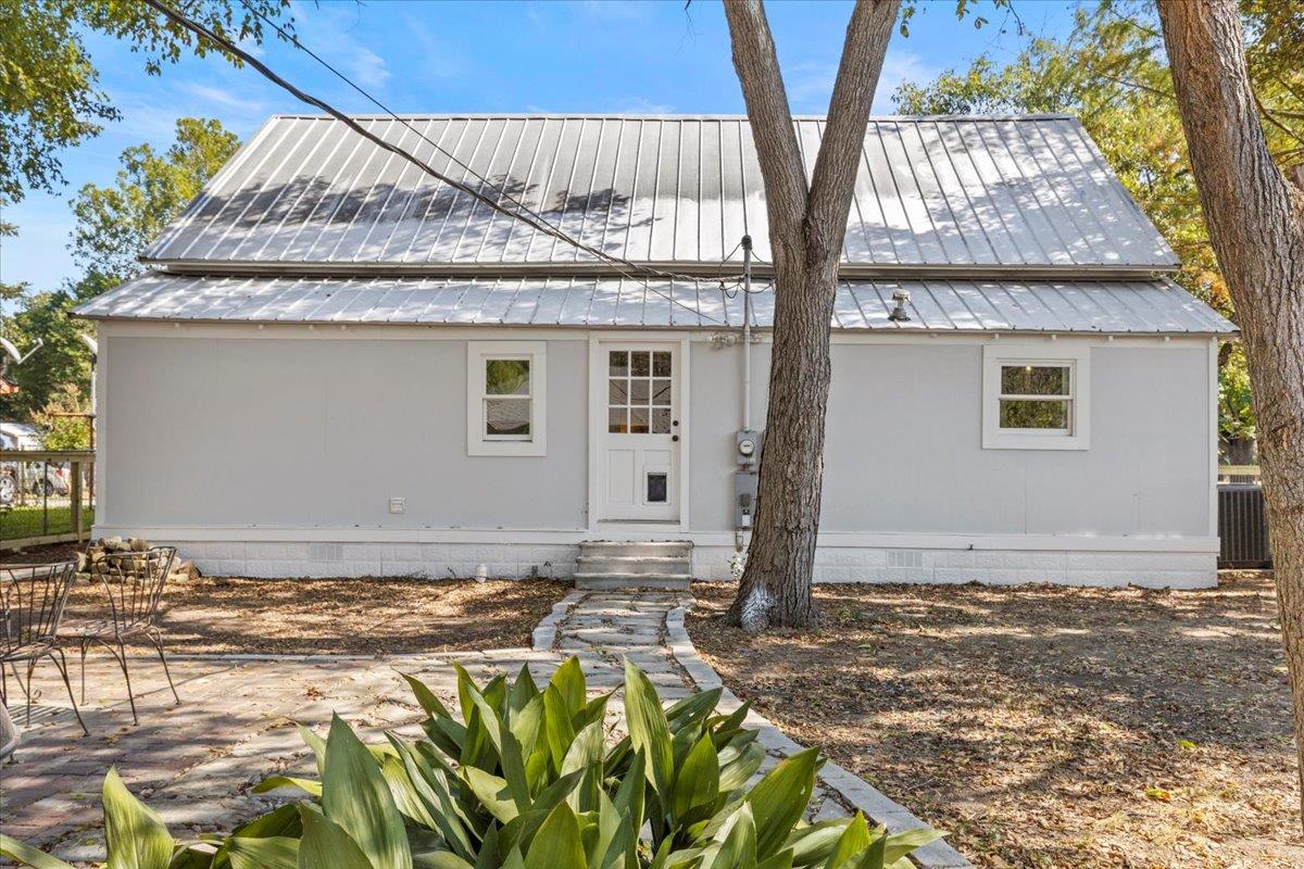 503A Wilkes St, Smithville, TX 78957