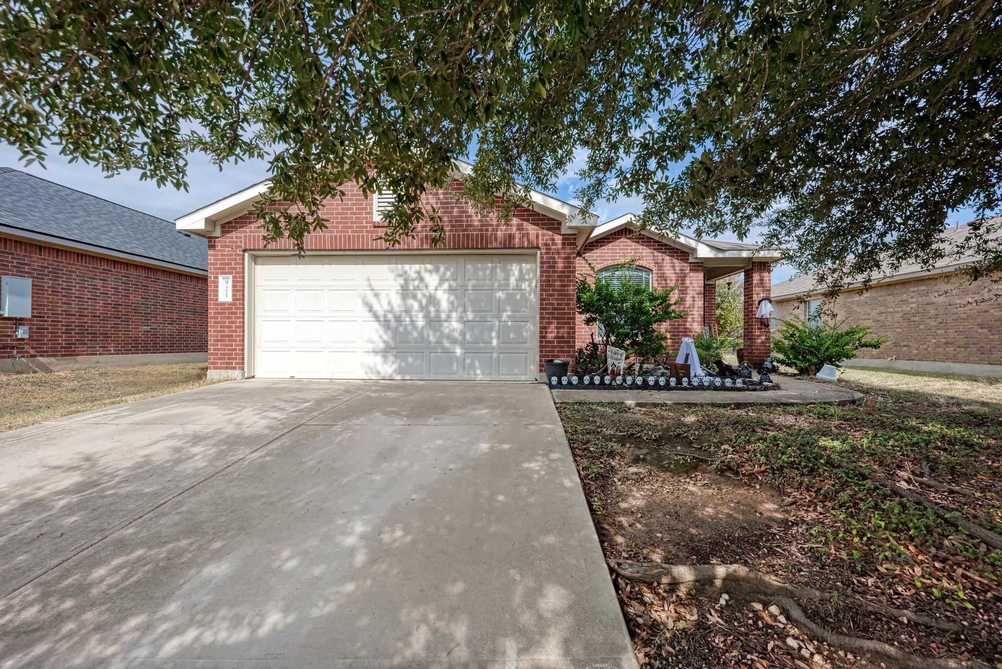 921 Dexter Dr S, Leander, TX 78641