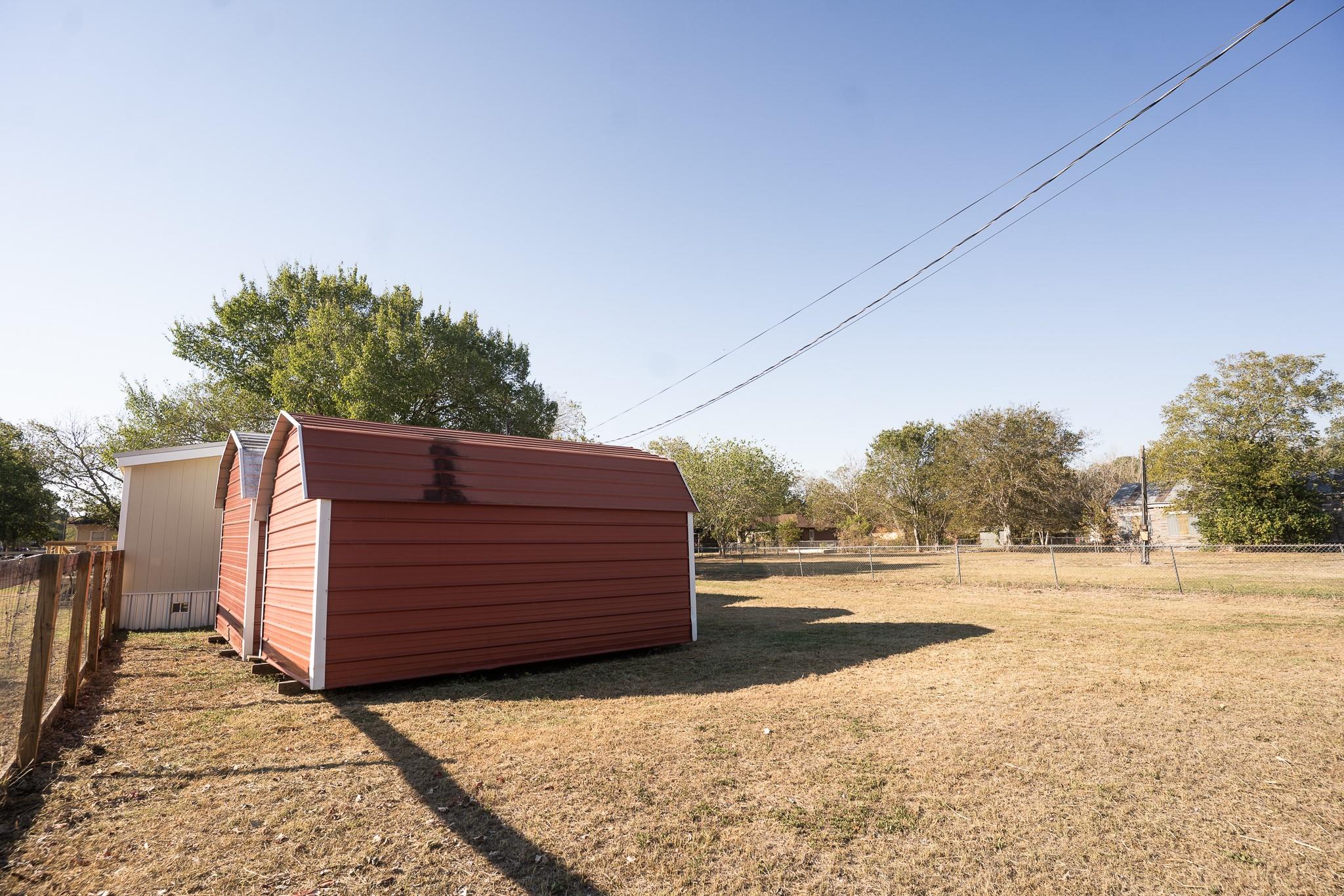 404 S Mill St, Flatonia, TX 78941