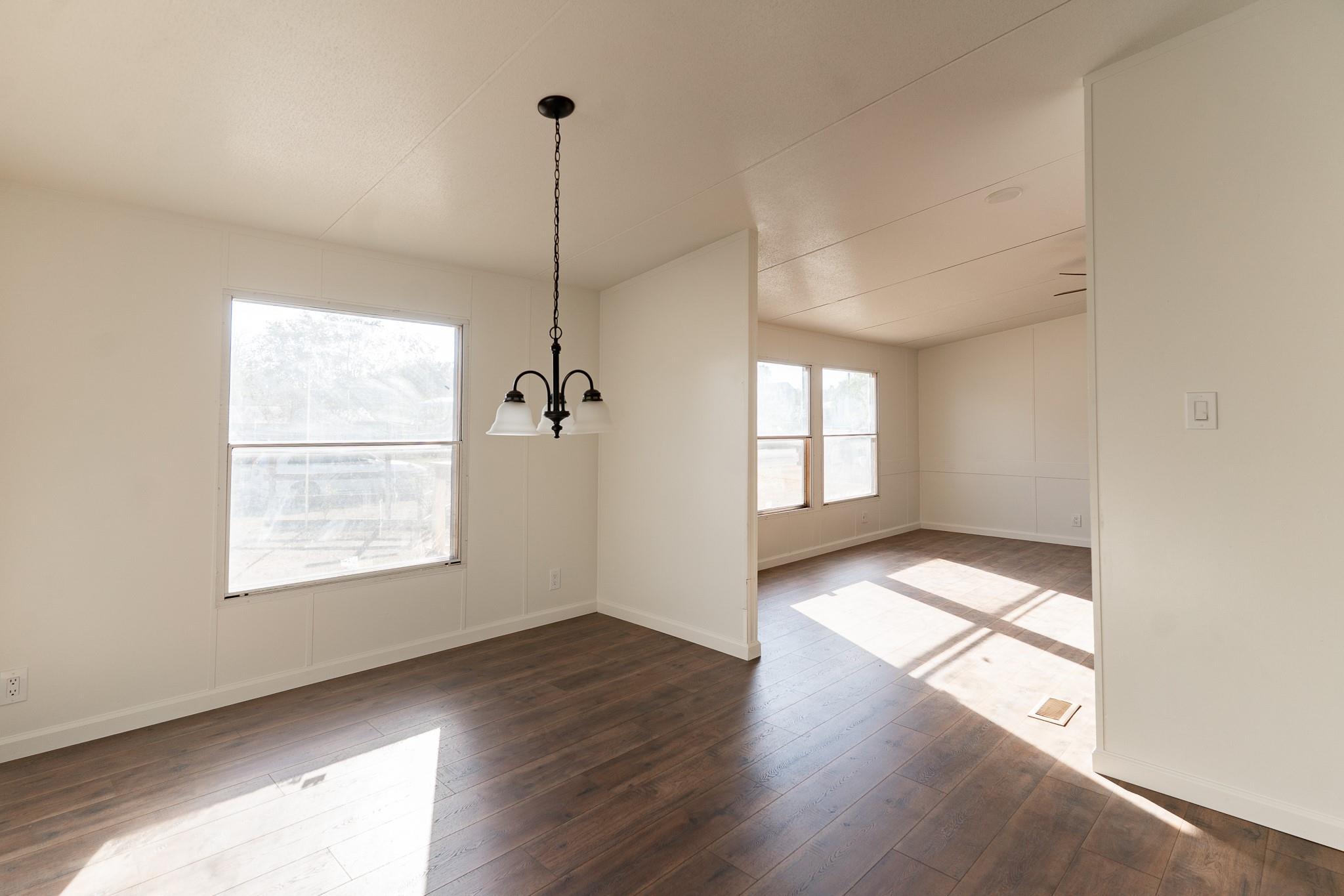 404 S Mill St, Flatonia, TX 78941